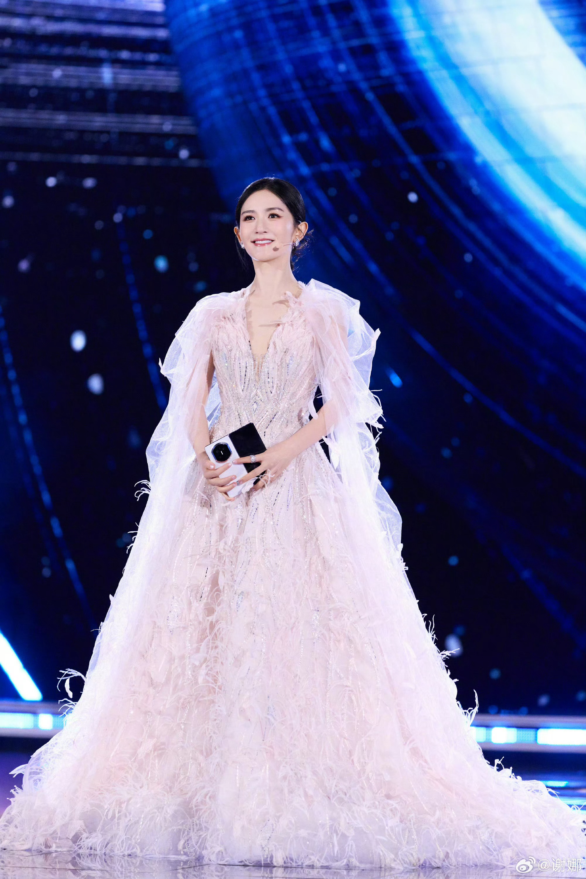 谢娜主持多场大型晚会，因热爱眼里有光