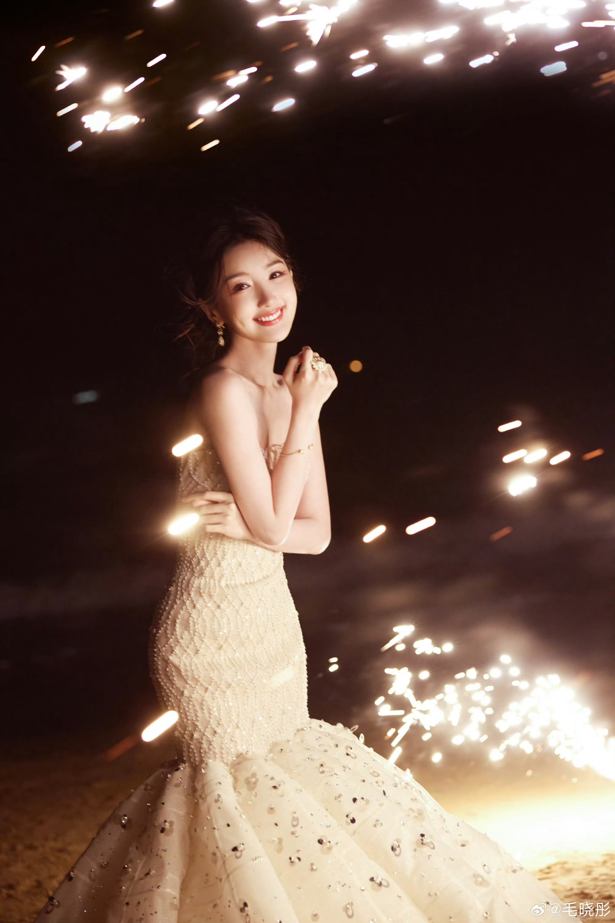 毛晓彤夜景烟花大片曝光，明媚造型引期待