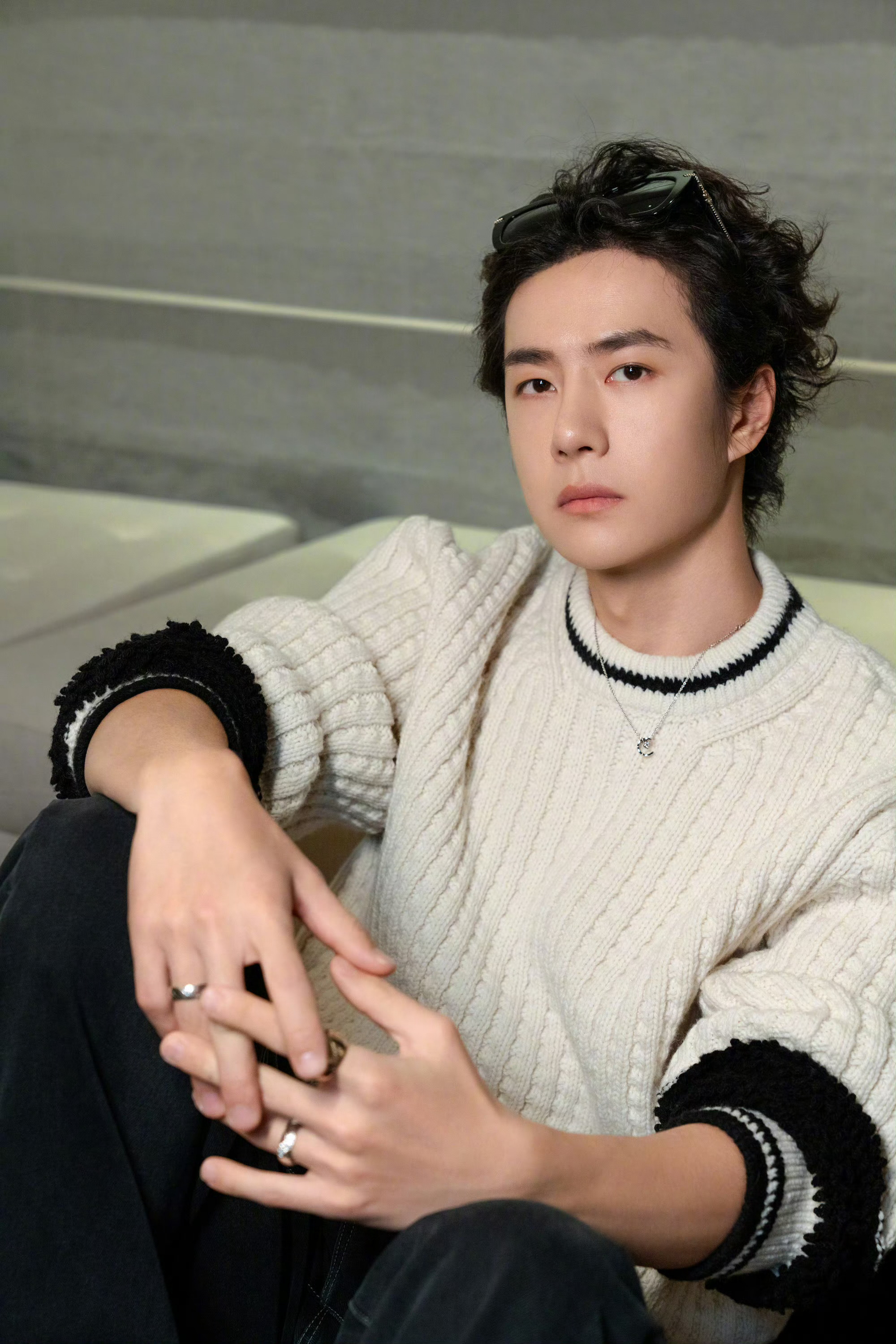 王一博出镜CHANEL节日季宣传，白毛衣搭牛仔裤清爽利落