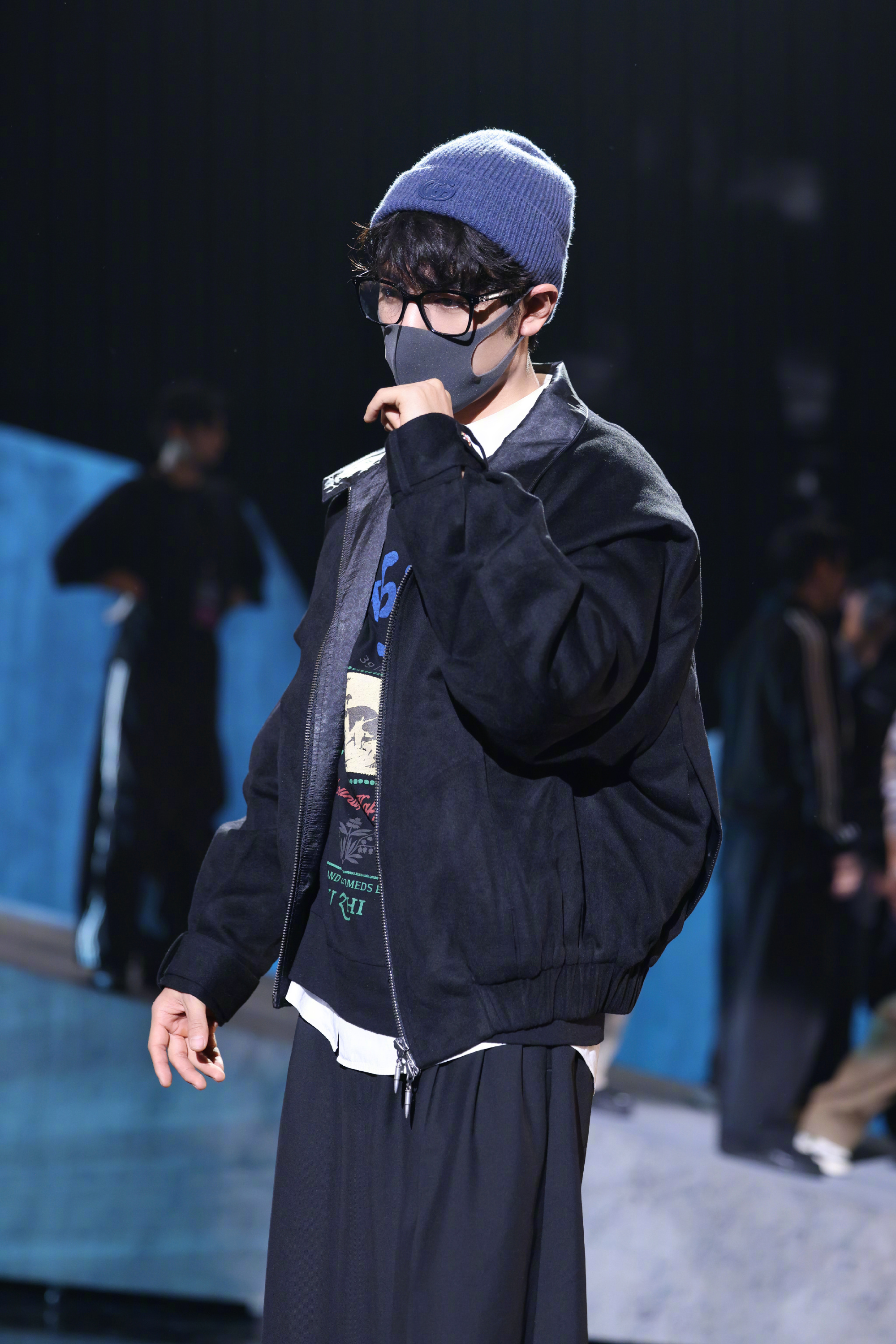 肖战跨晚彩排路透曝光，沉稳姿态尽显舞台魅力