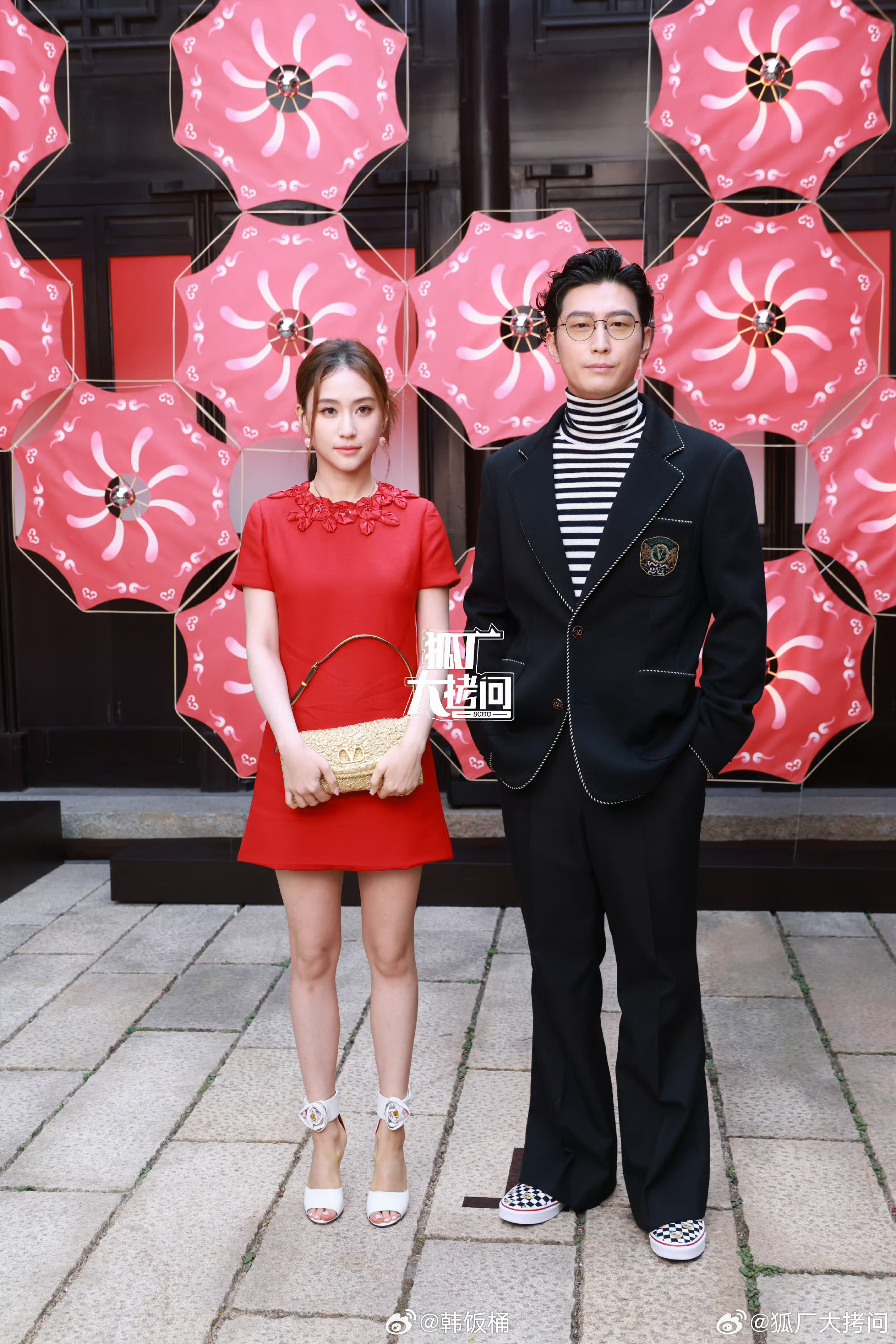窦骁何超莲同框出席活动，对比昔日官宣甜蜜照