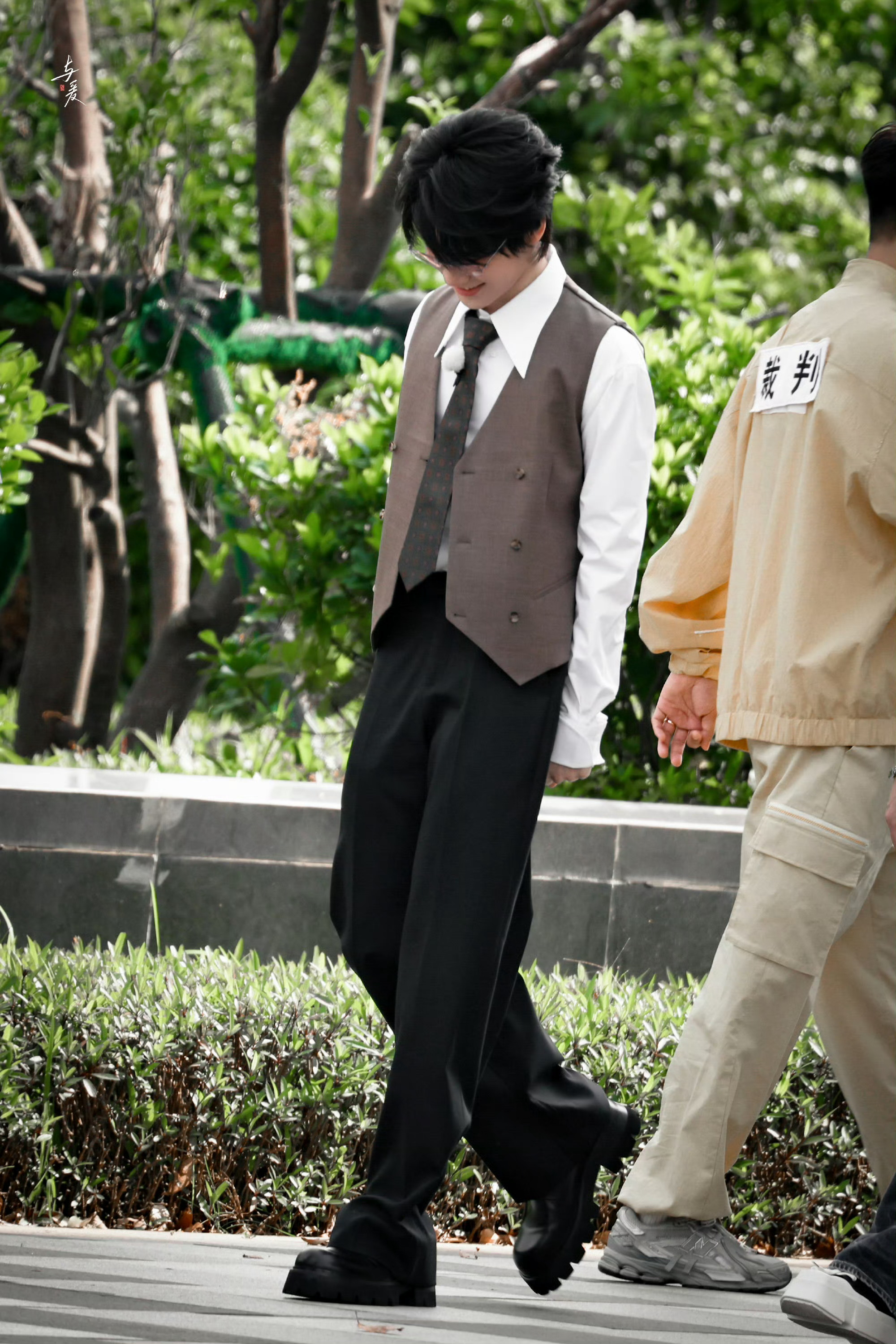 张真源民国小少爷造型亮相奔跑吧新季