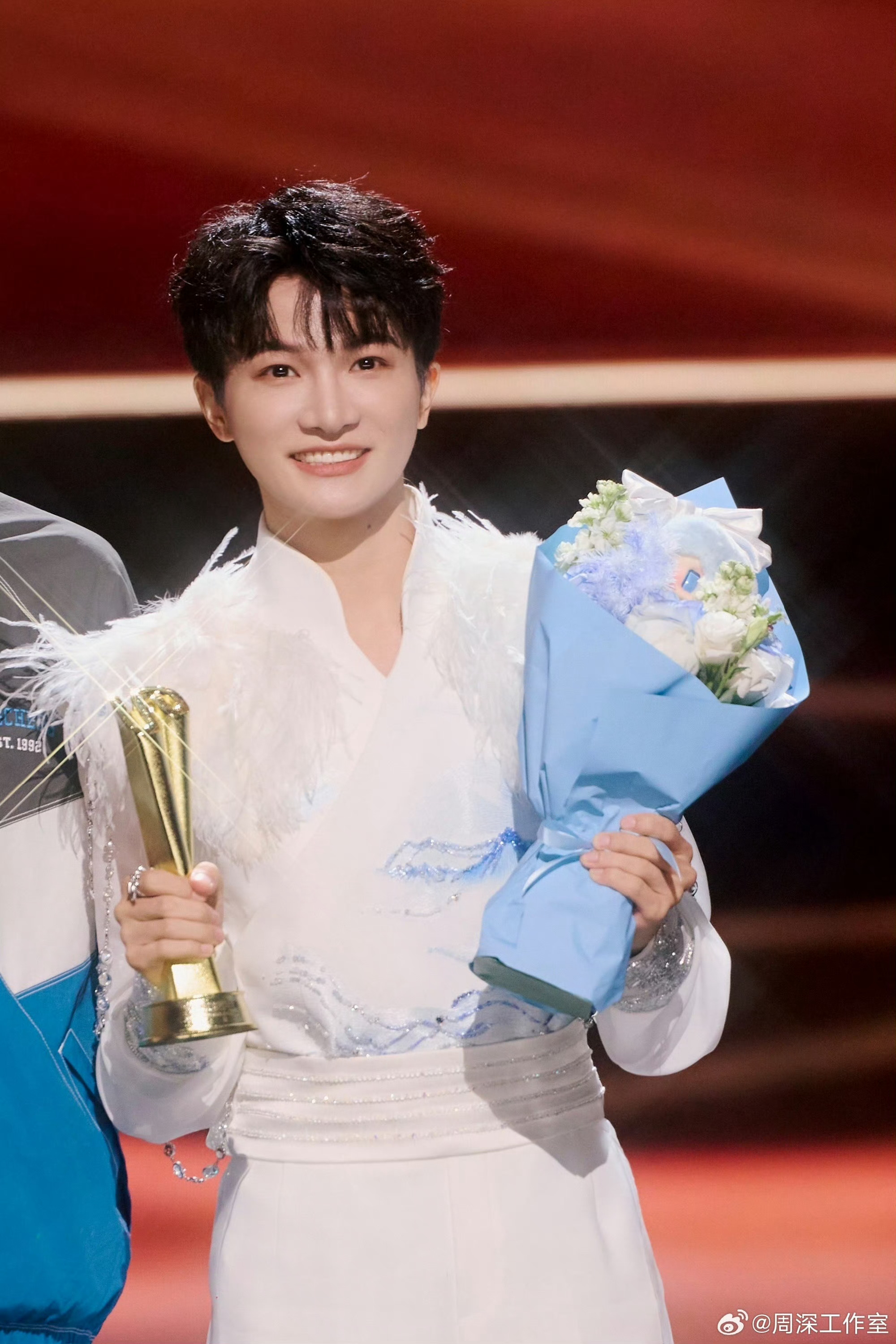 周深巅峰时代之声演唱会连唱三首