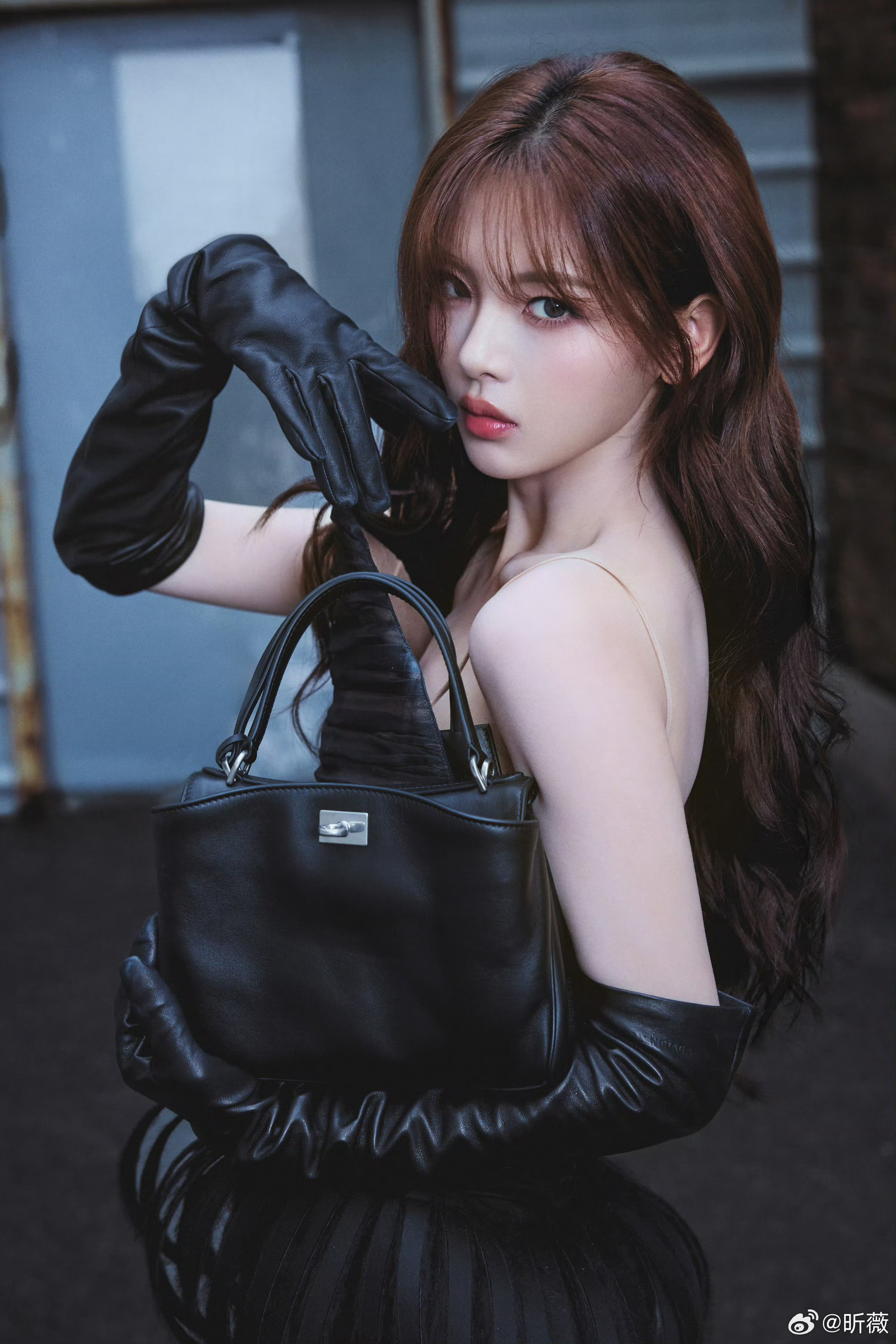 杨超越亮相广州BALENCIAGA活动，独特造型自信吸睛