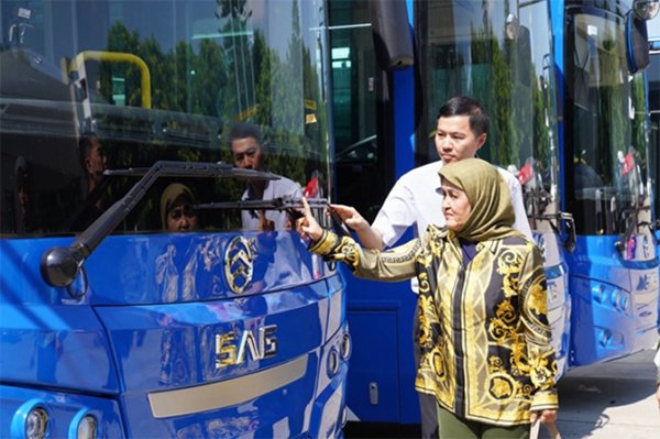 中国电动巴士风靡东南亚，印尼司机盛赞驾驶体验