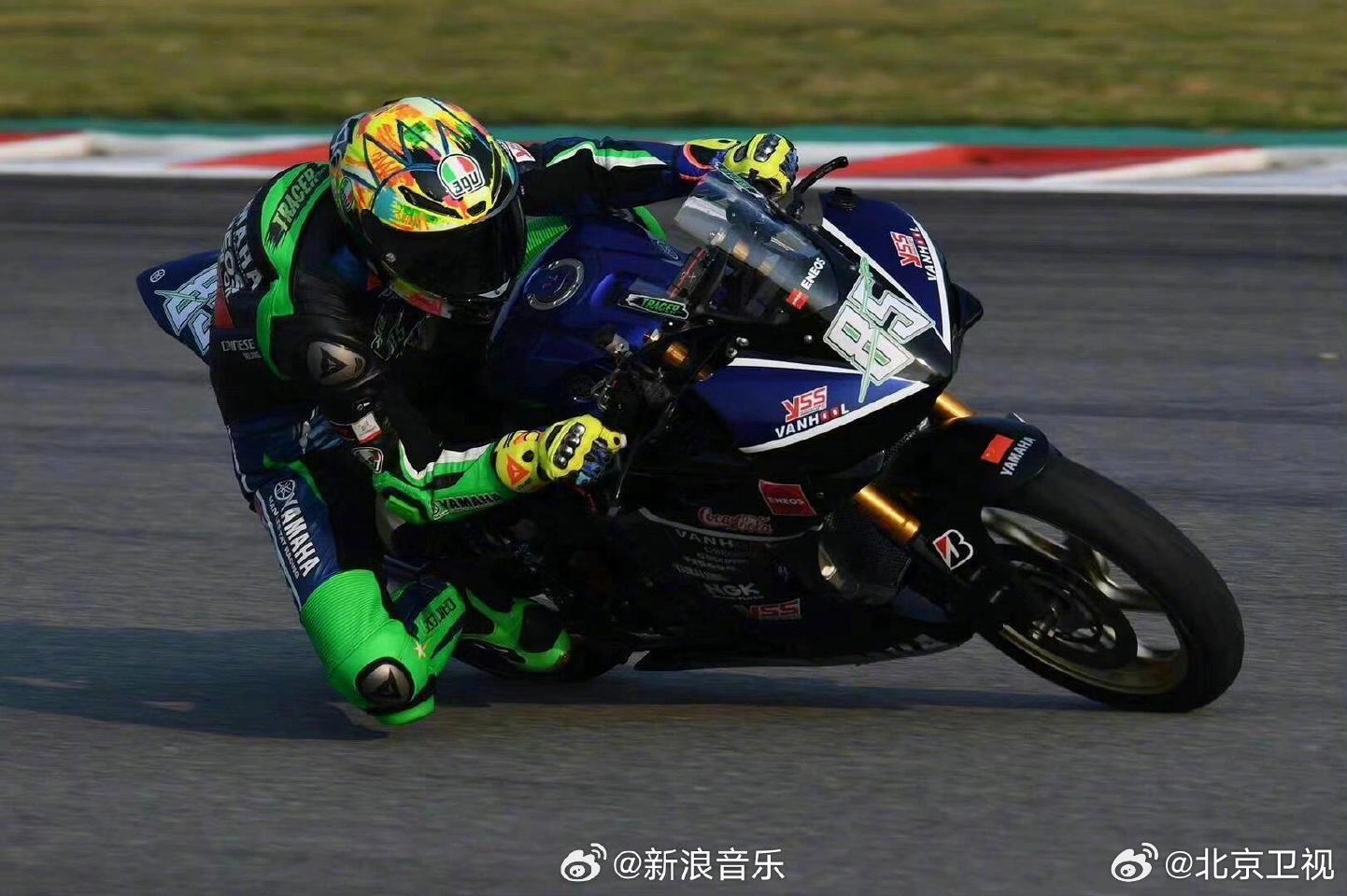 王一博摩托追风深海潜行，高空灯光秀应援诚意满