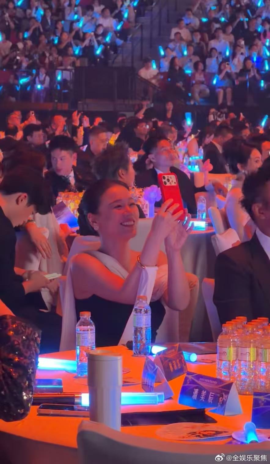 马思纯看张若昀表演憋不住笑