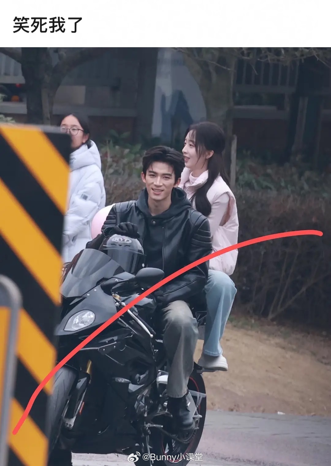 王星越骑重机载邓恩熙路透曝光