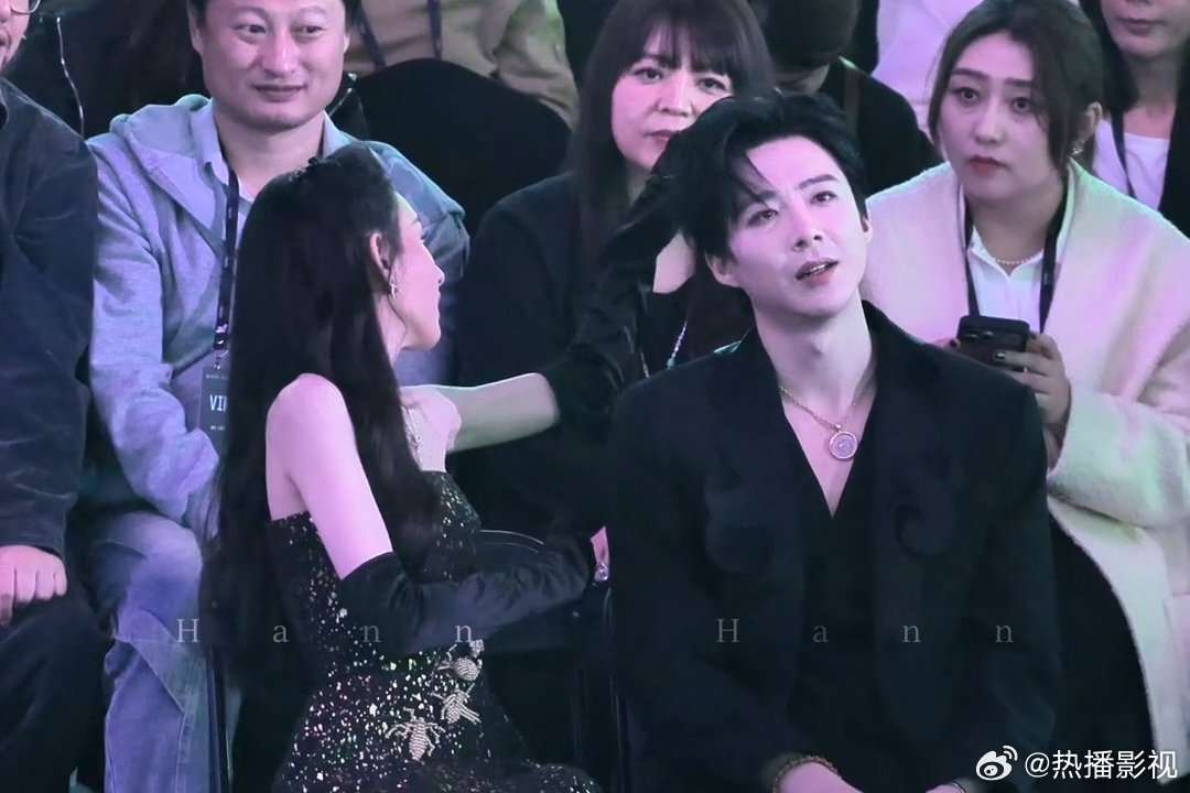 宋祖儿为刘宇宁整理头发