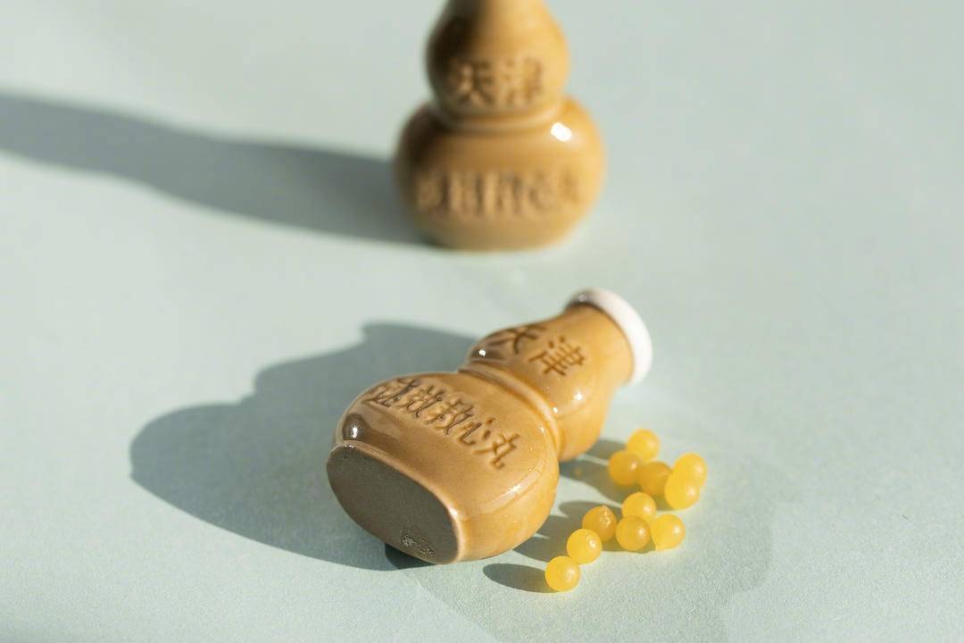 林允拍戏服速效救心丸抗寒续命，药师警示健康风险