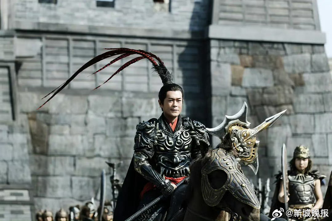 明星雉鸡翎造型引热议，古天乐张艺兴等亮相