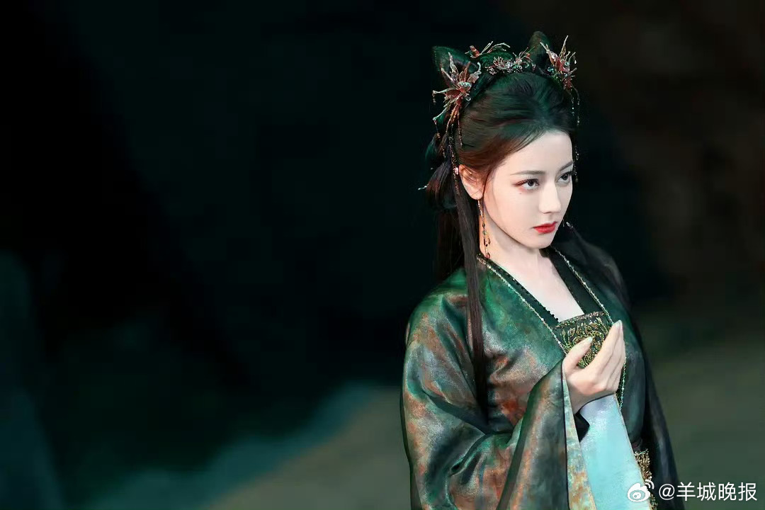 迪丽热巴新剧一人分饰多角，红衣白发万灵之主引期待