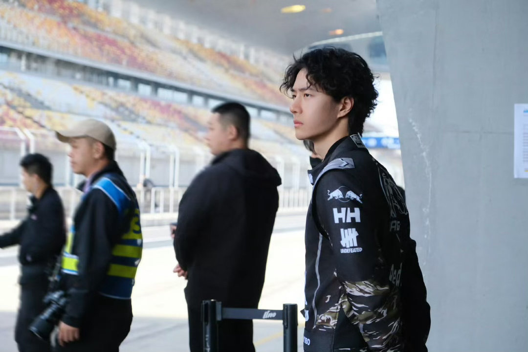 王一博穿迷彩赛车服亮相