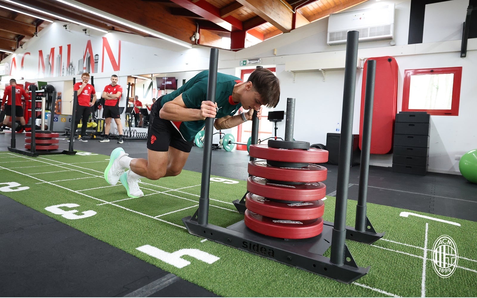 米兰球员今日健身房训练