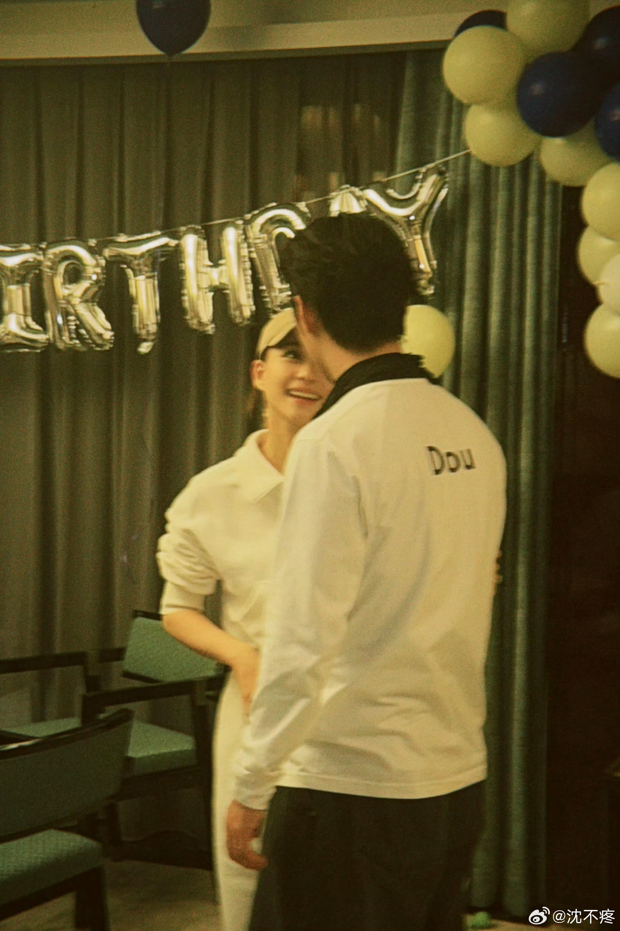 窦骁37岁生日获何超莲青蛙服庆生