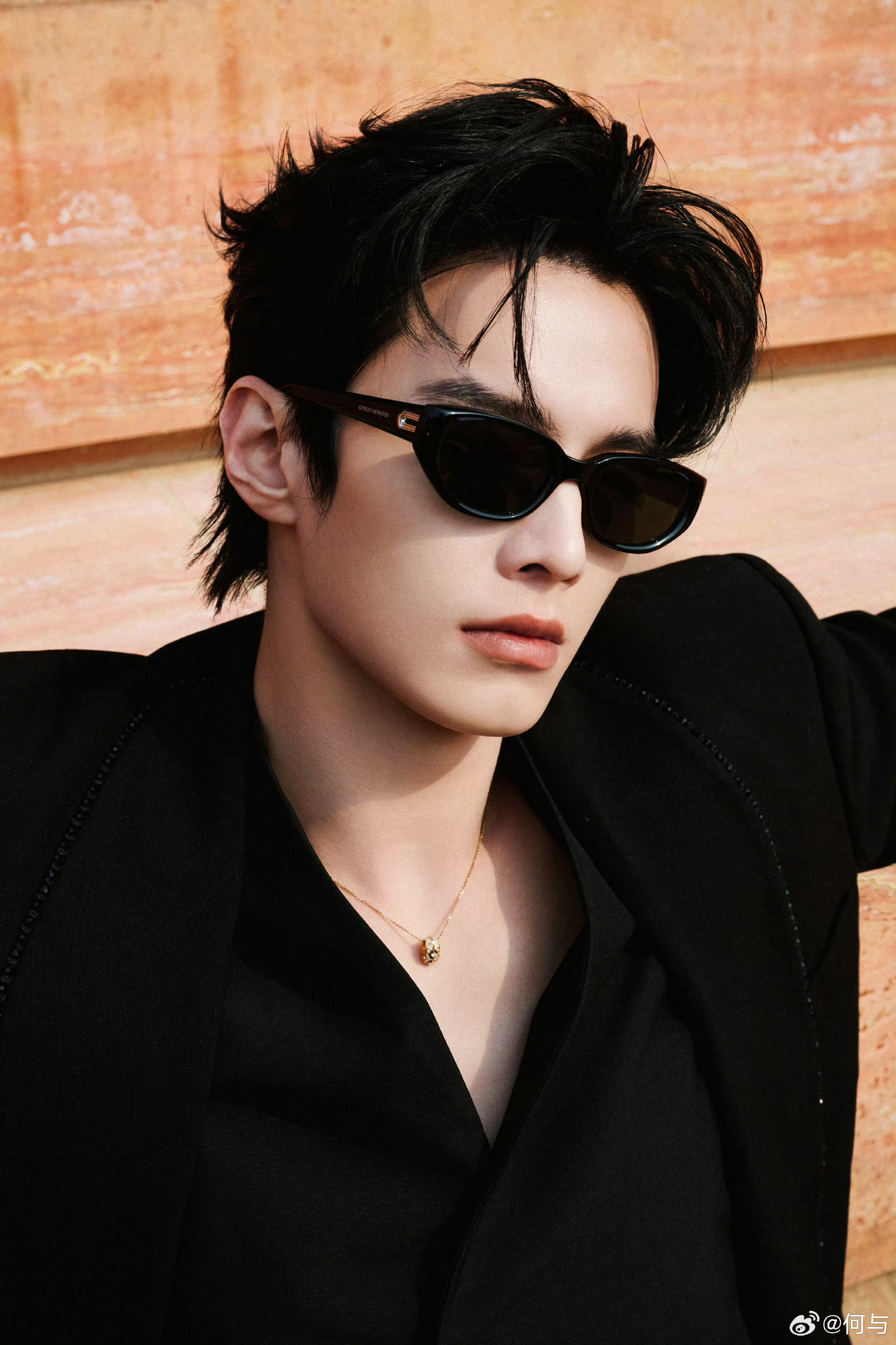 何与黑西装墨镜造型亮相状态满分