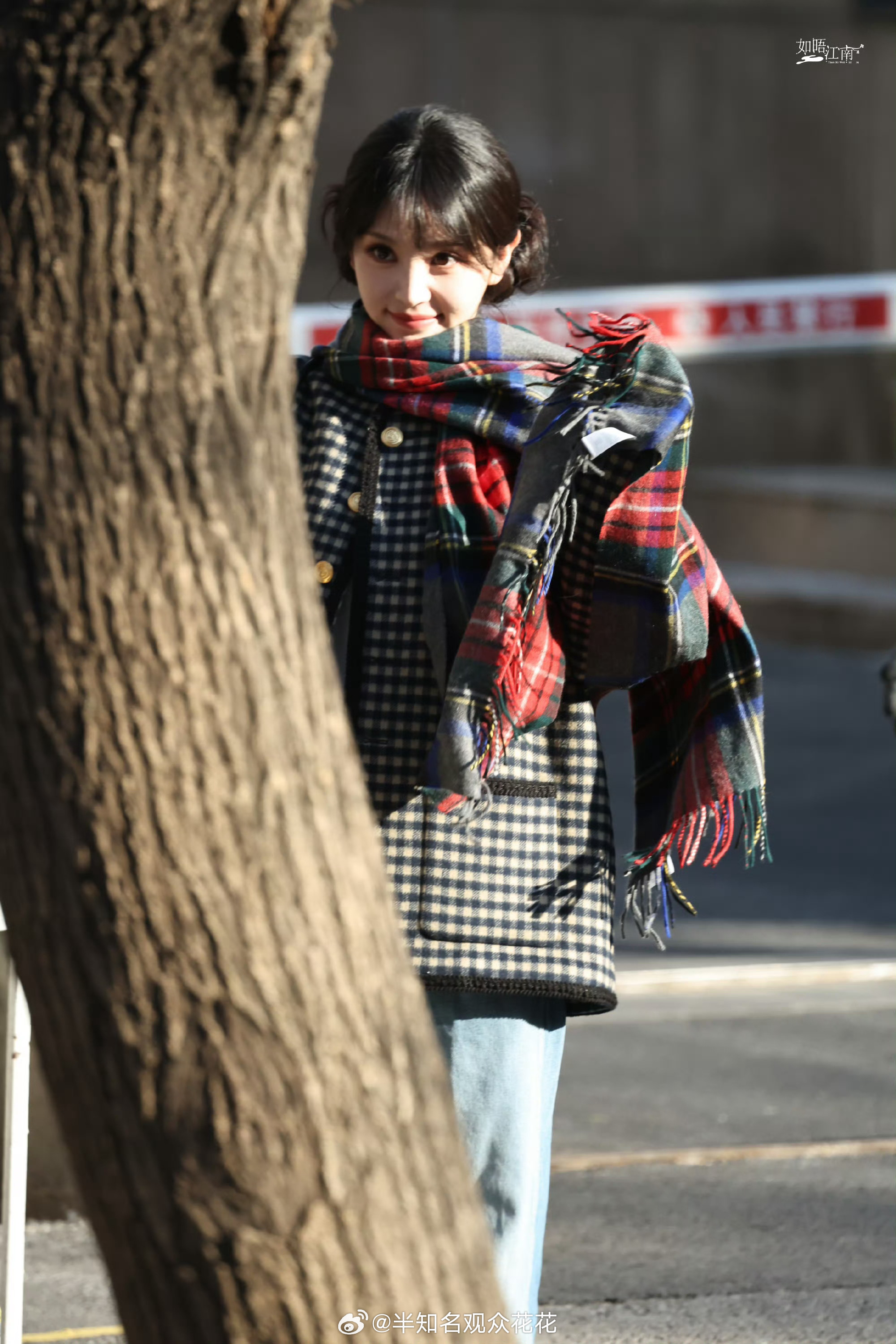 田曦薇小香风盘发造型亮相春晚联排