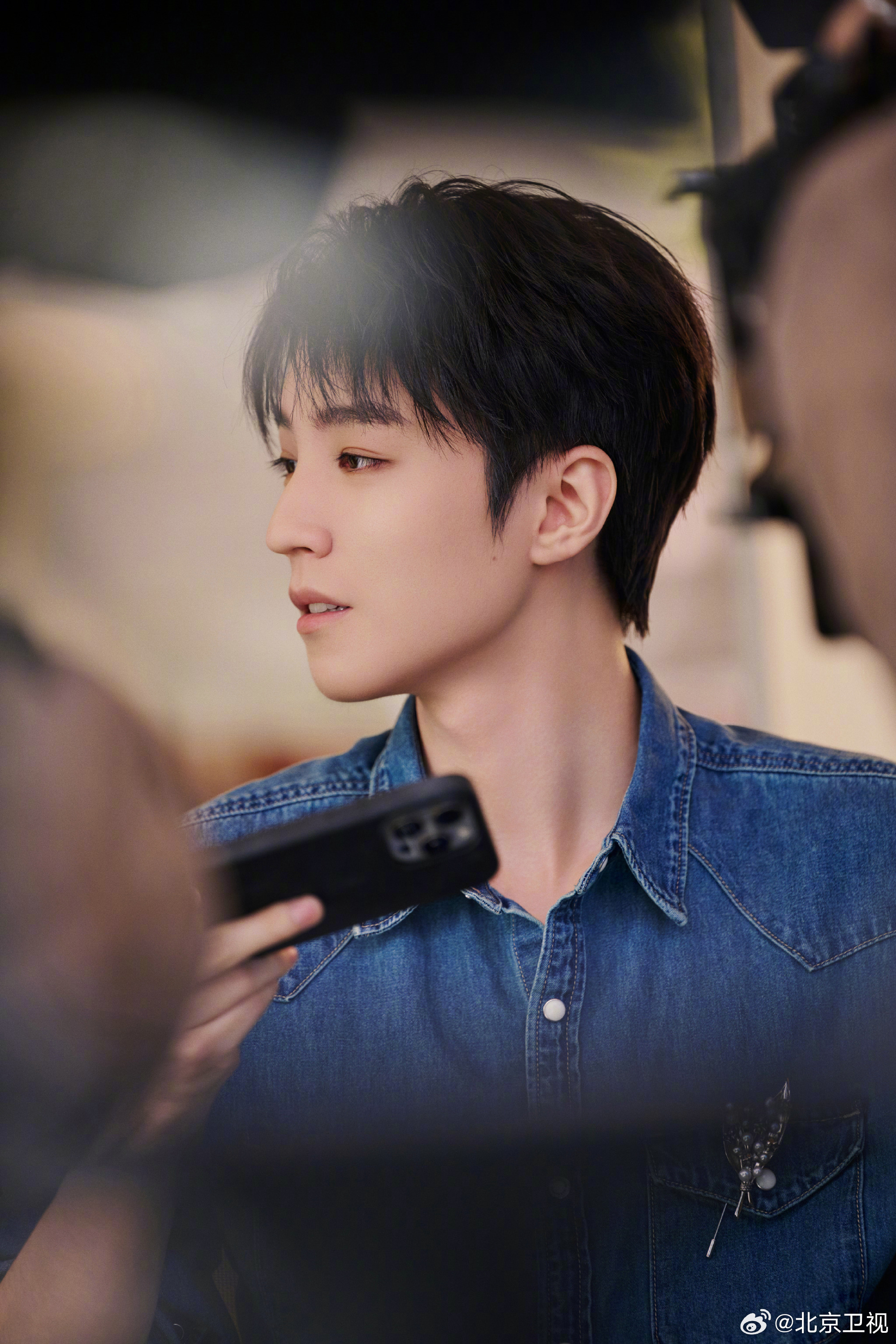 王俊凯牛仔造型展夏日松弛感，帐篷浅笑球场跃动