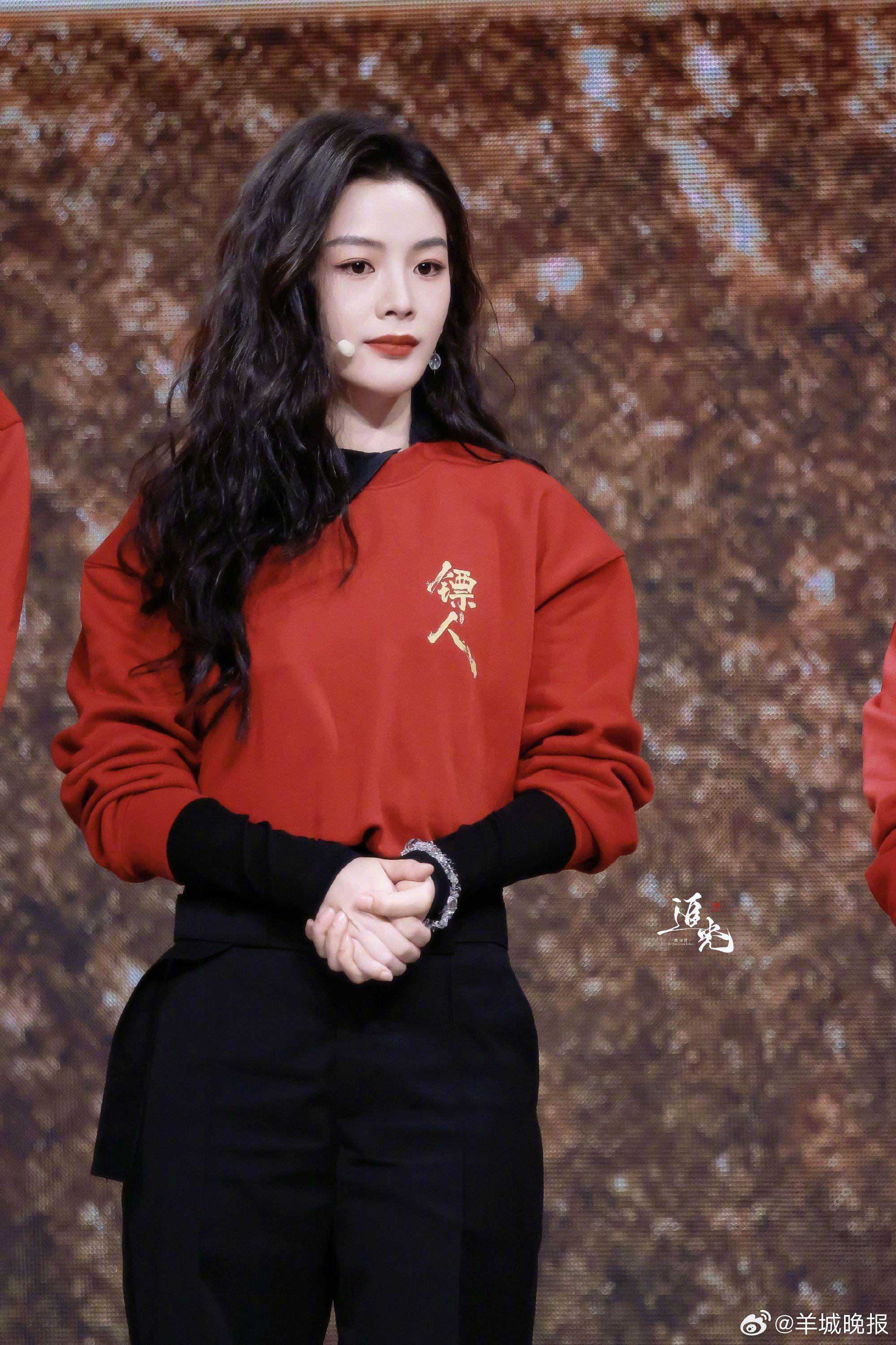 众星红衣造型引热议，陈丽君迪丽热巴等亮相