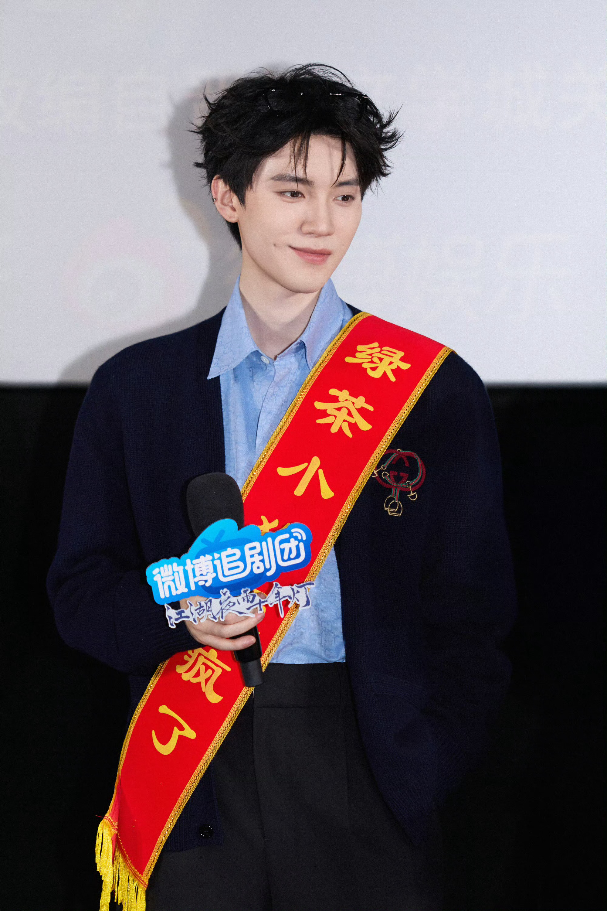 周翊然包上恩校服造型曝光，2026开年古偶cp引期待