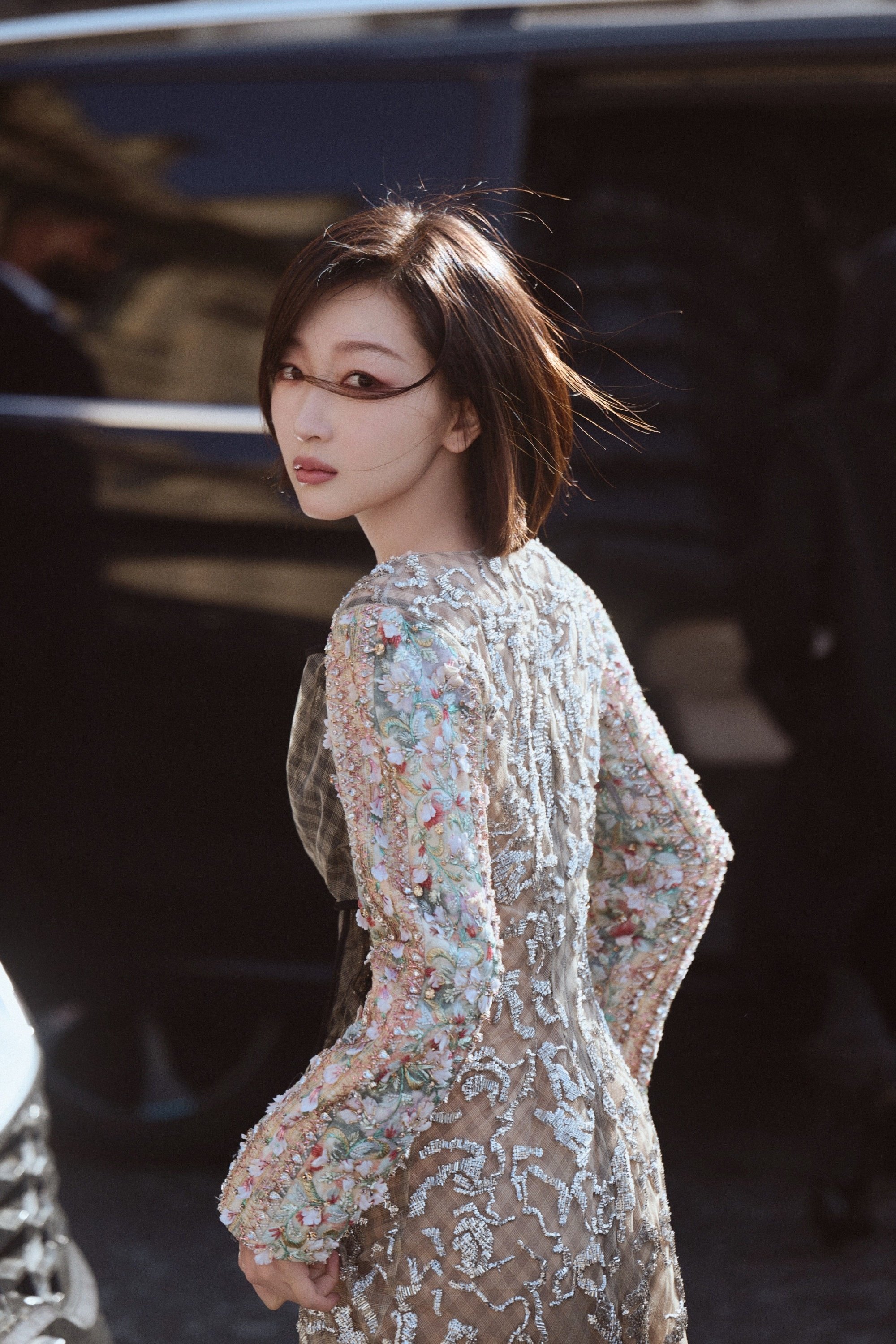 周冬雨巴黎时装周穿银线刺绣蝴蝶结裙亮相