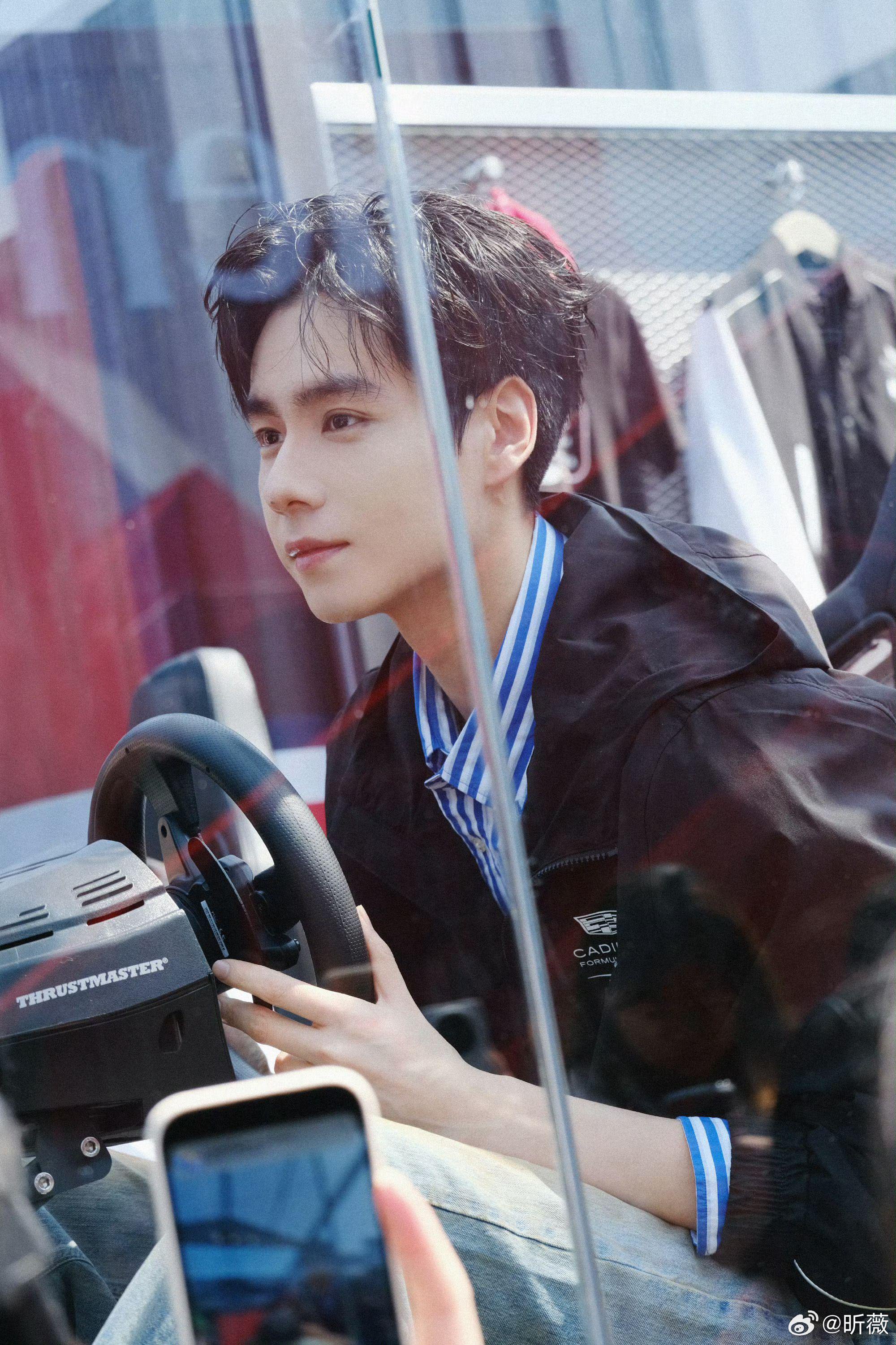 胡一天亮相F1活动，身形挺拔气质从容