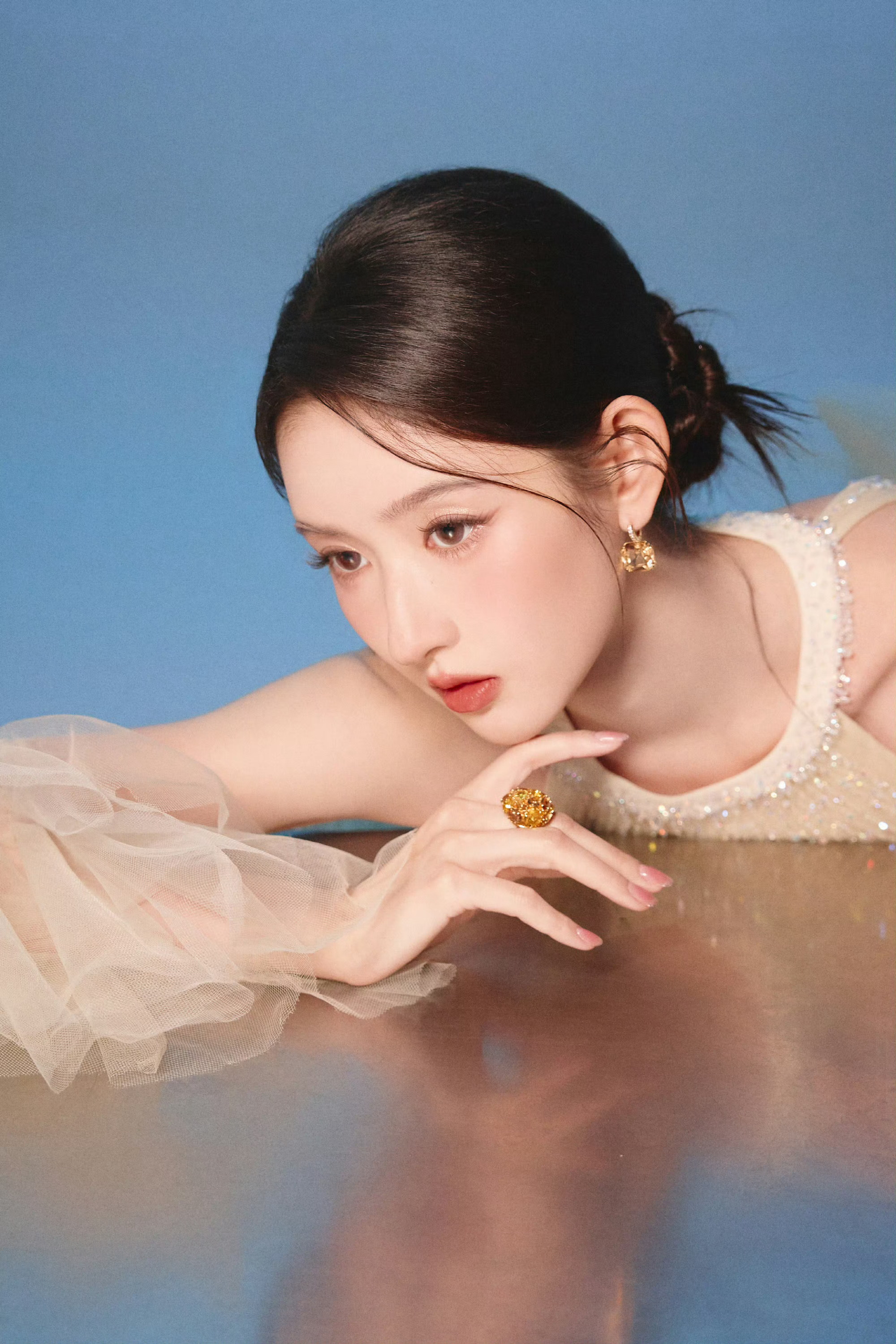 王玉雯黑长直紫裙造型颠覆甜妹形象