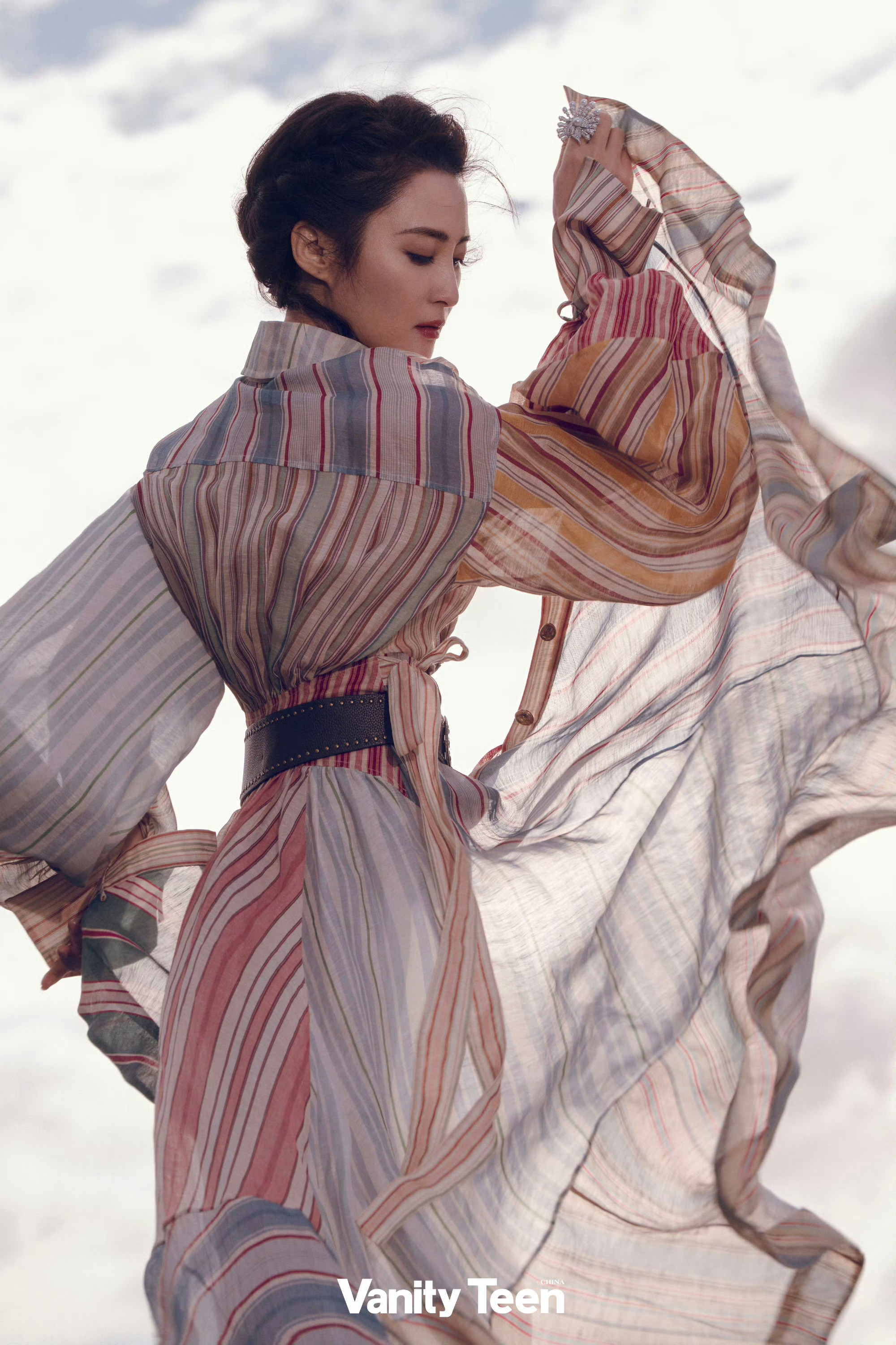 蒋勤勤海上神女造型曝光，轻纱裙牛仔裤双风格吸睛