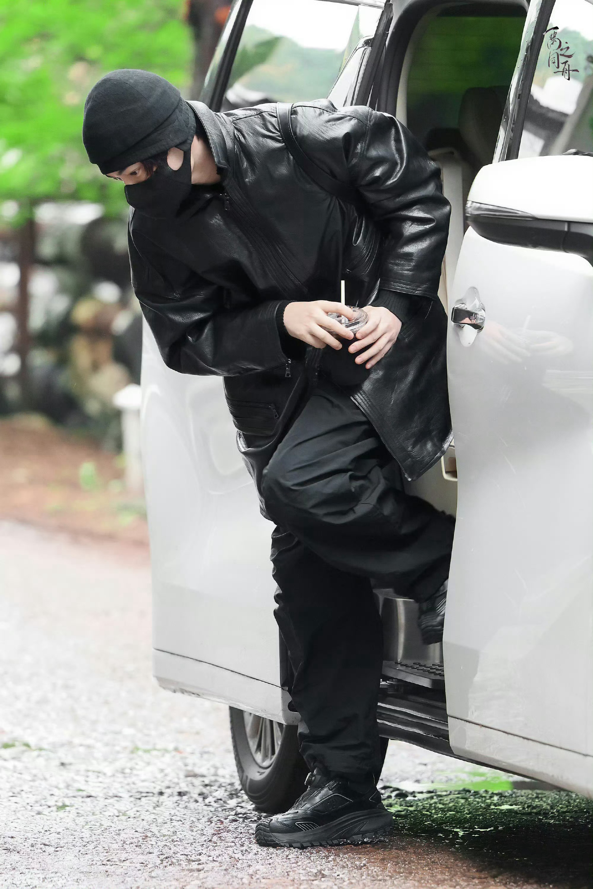 丁禹兮全黑皮衣造型亮相，酷感十足