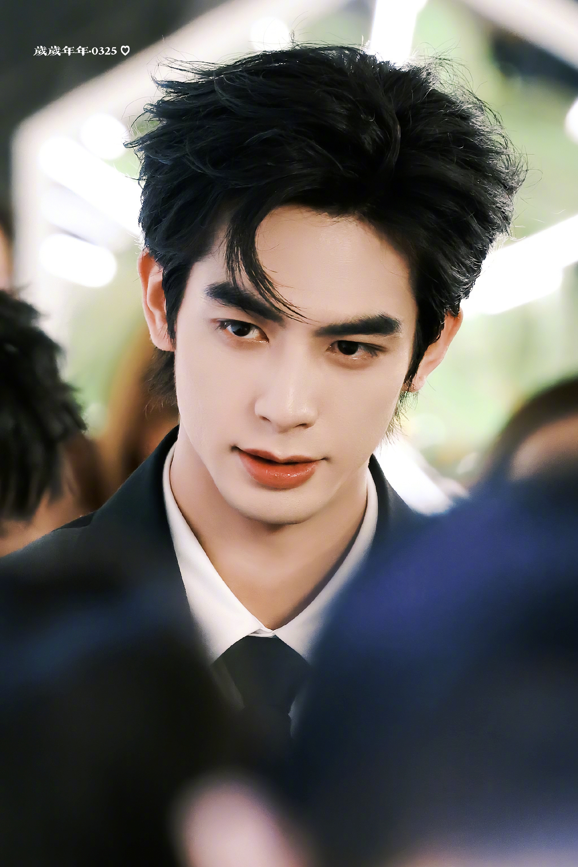 宋威龙现身愚人节站姐团建活动，多镜头展现帅气形象