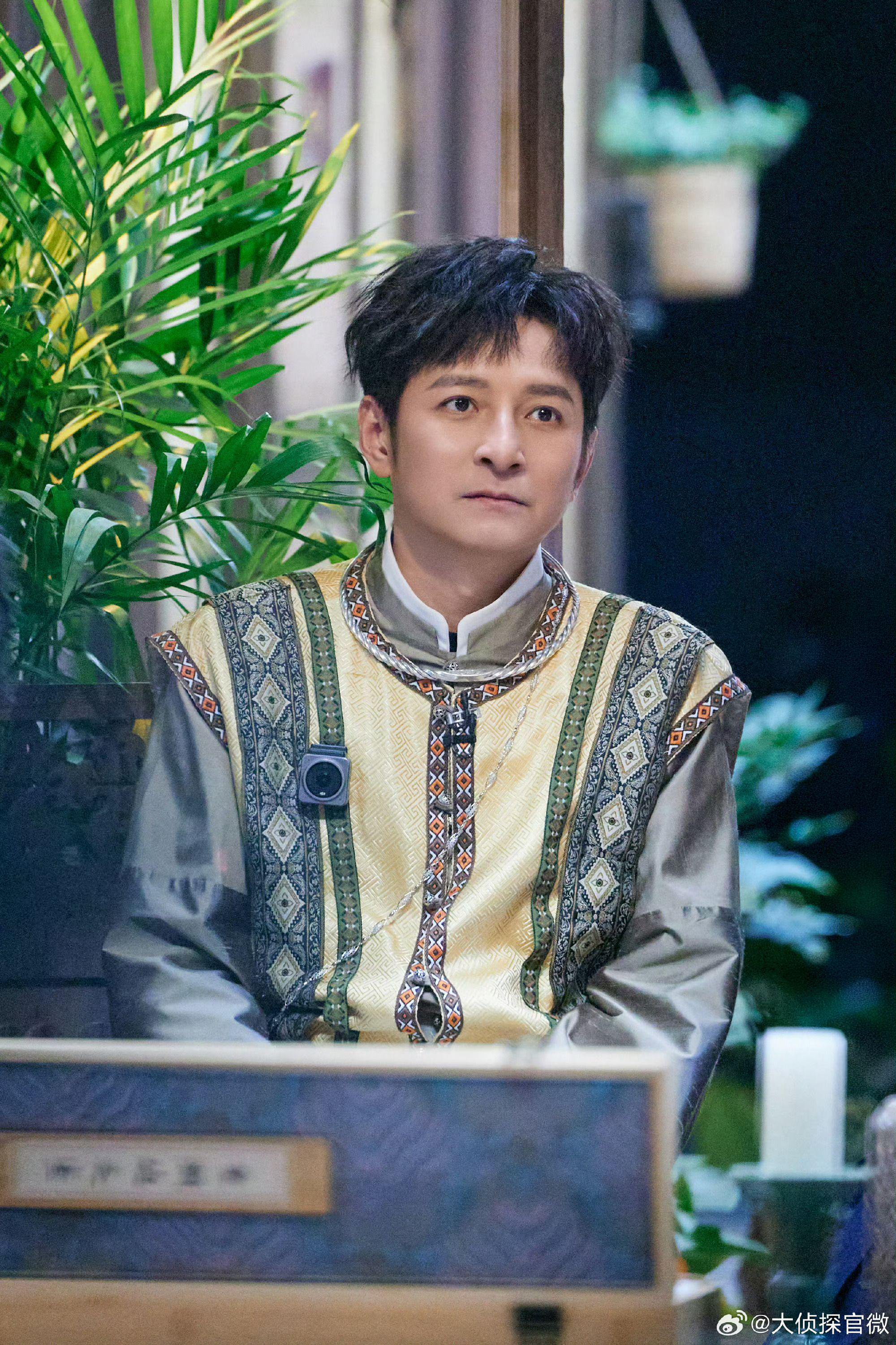 李维嘉为吴昕制作同款围裙，两人放孔明灯互动甜蜜