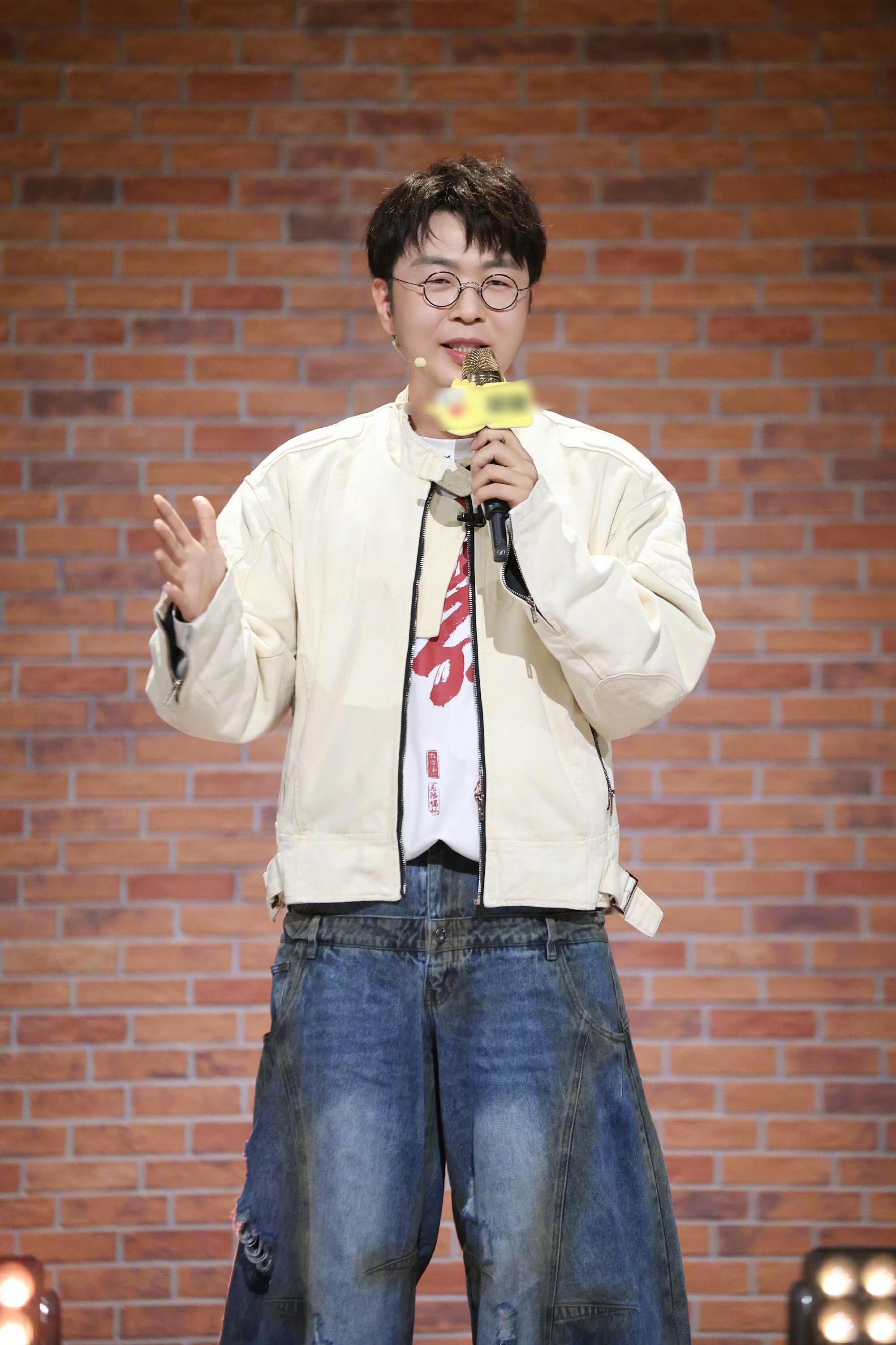 杜海涛现场派送大张伟演唱会门票
