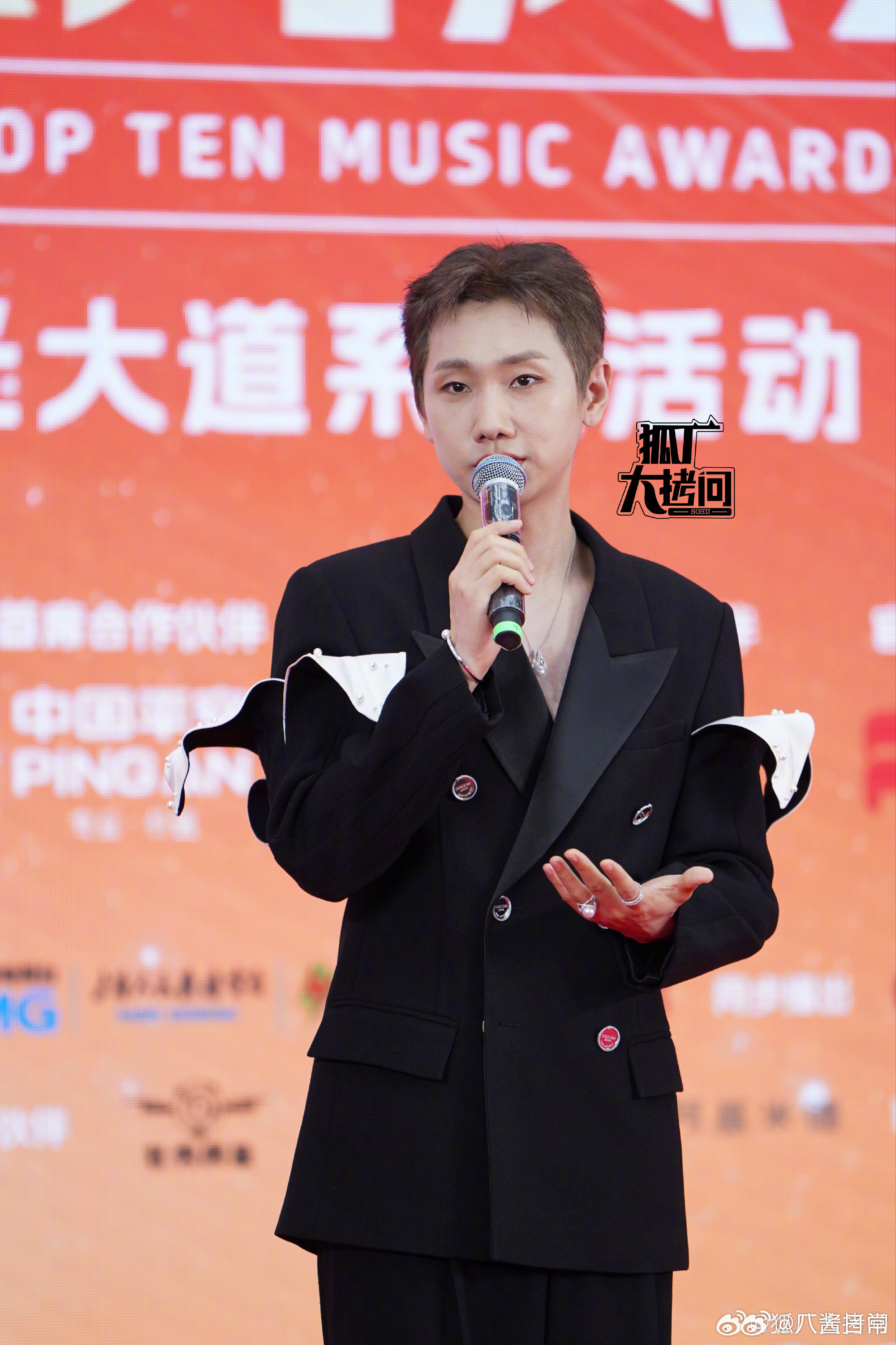 东方风云榜红毯生图曝光，汪苏泷张新成等男星状态引关注