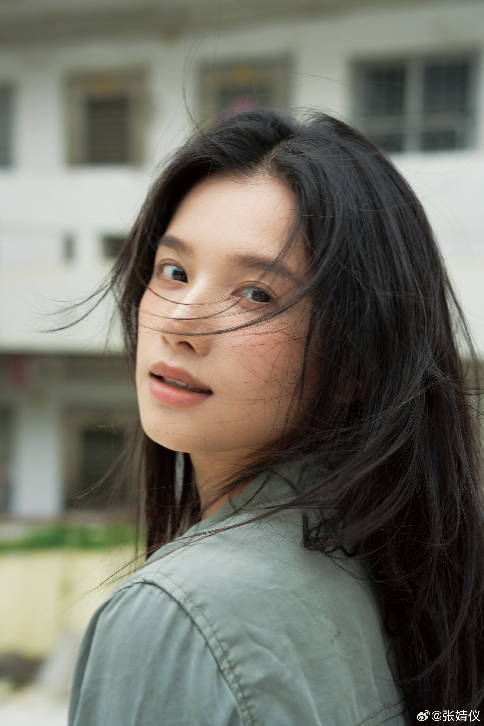 张婧仪新剧《野狗骨头》胶片曝光眼神坚毅