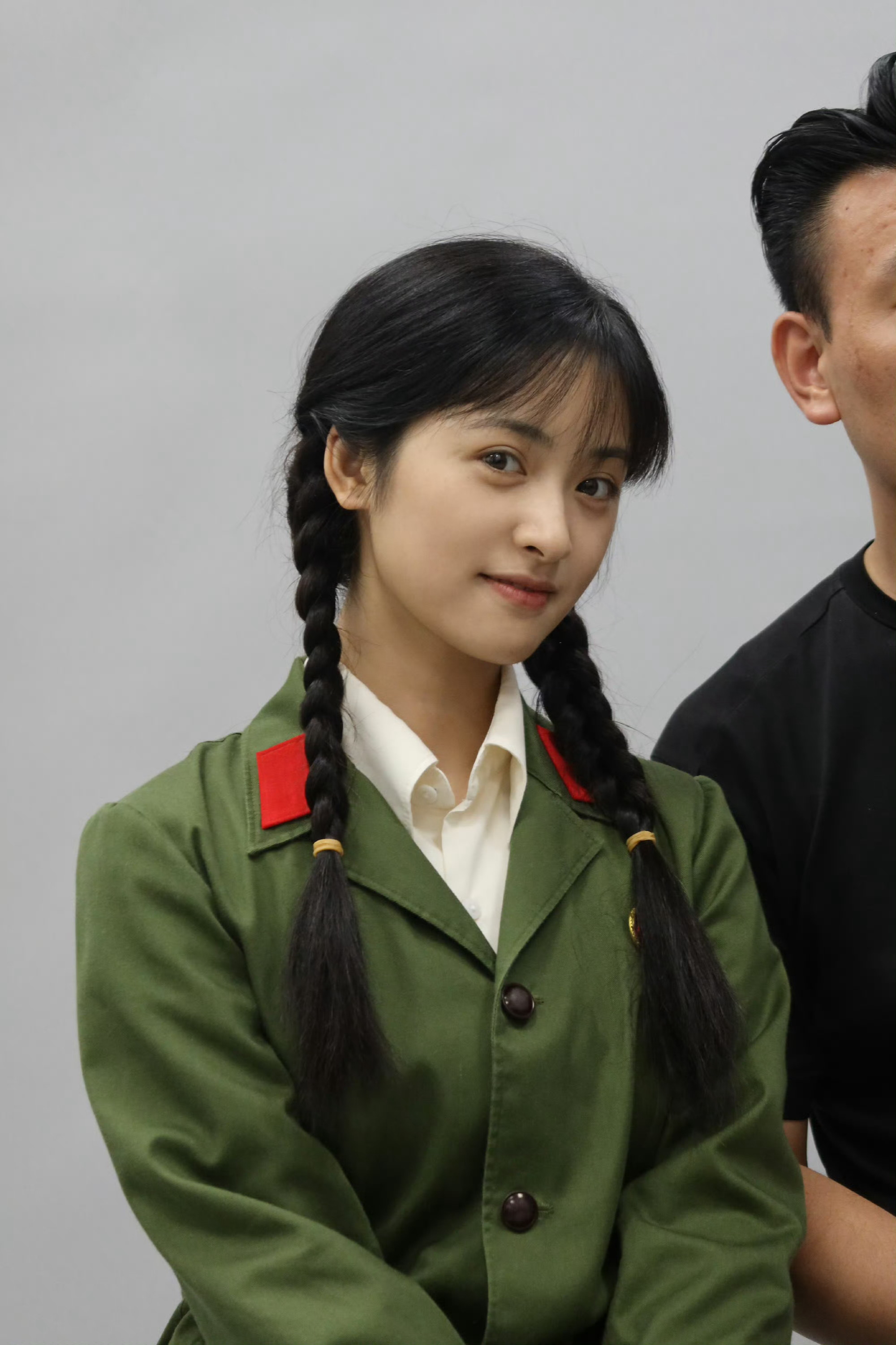 沈月晒复古花絮照，诠释70年代纯真少女感