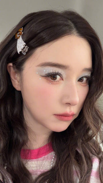 阚清子登台紧张引热议