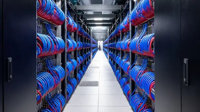 AI与超级设施结合，电池研发周期从数年缩至数天