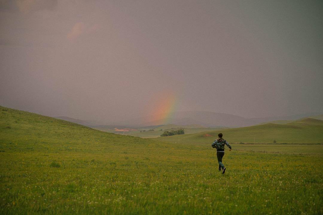 张艺兴发文感谢粉丝，称其如彩虹般美丽独特