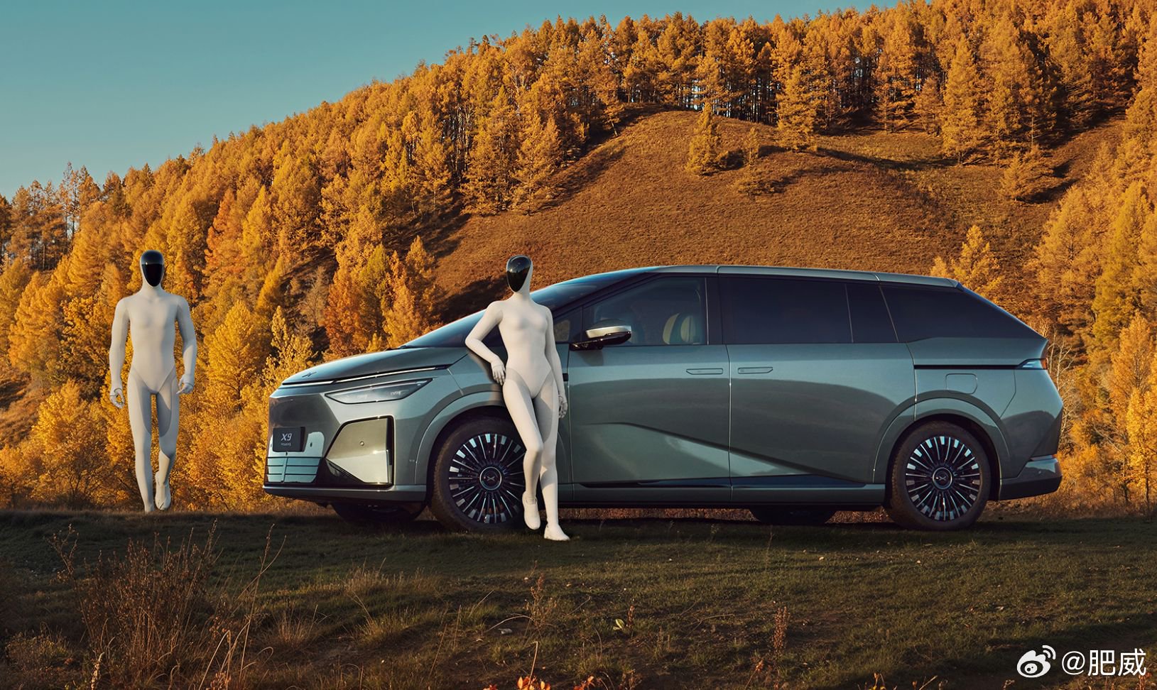 小鹏X9增程版上市发布会官图曝光，两辆IRON抢镜