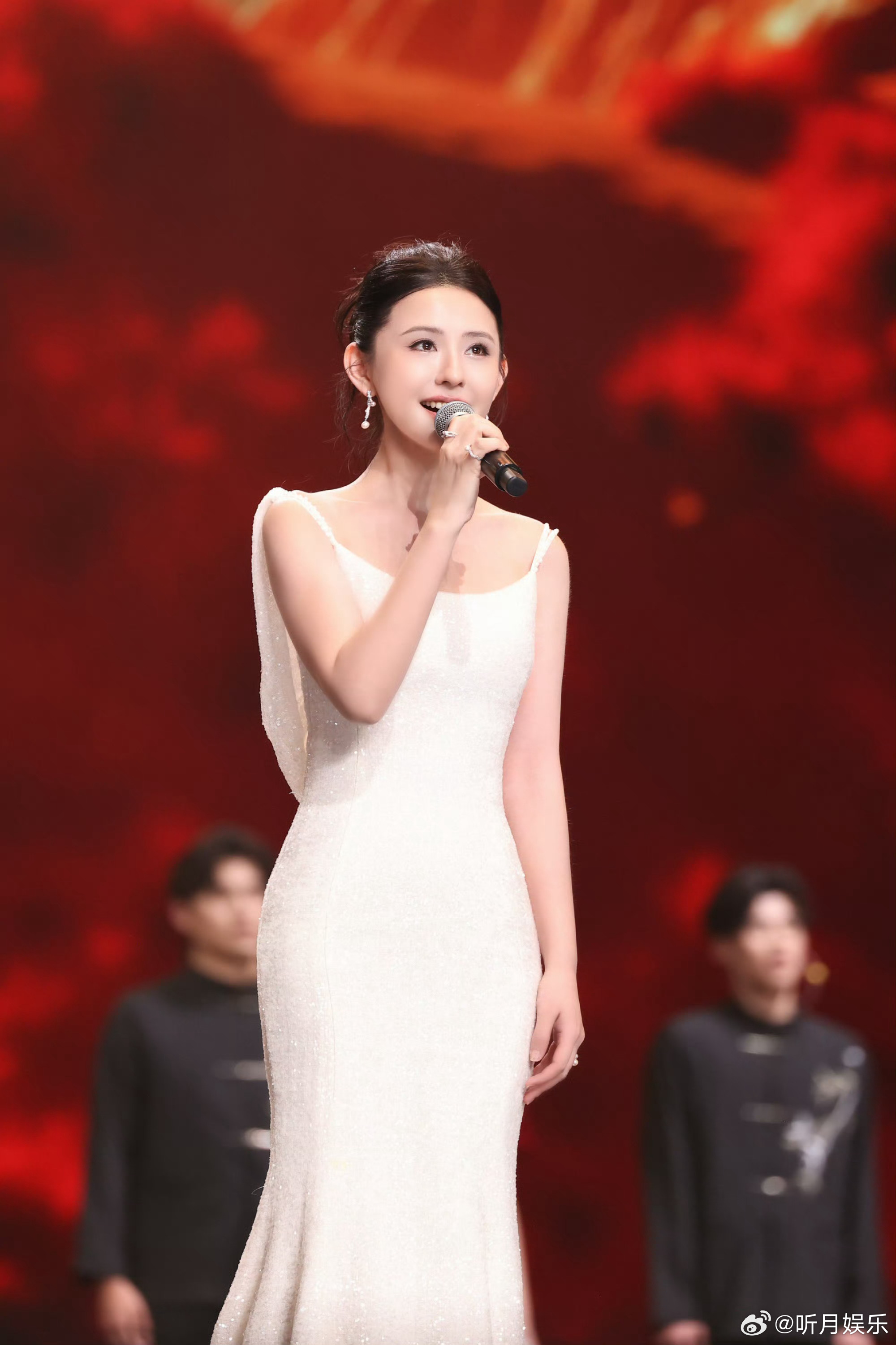 热依扎哺乳期出演《山海情》获飞天奖