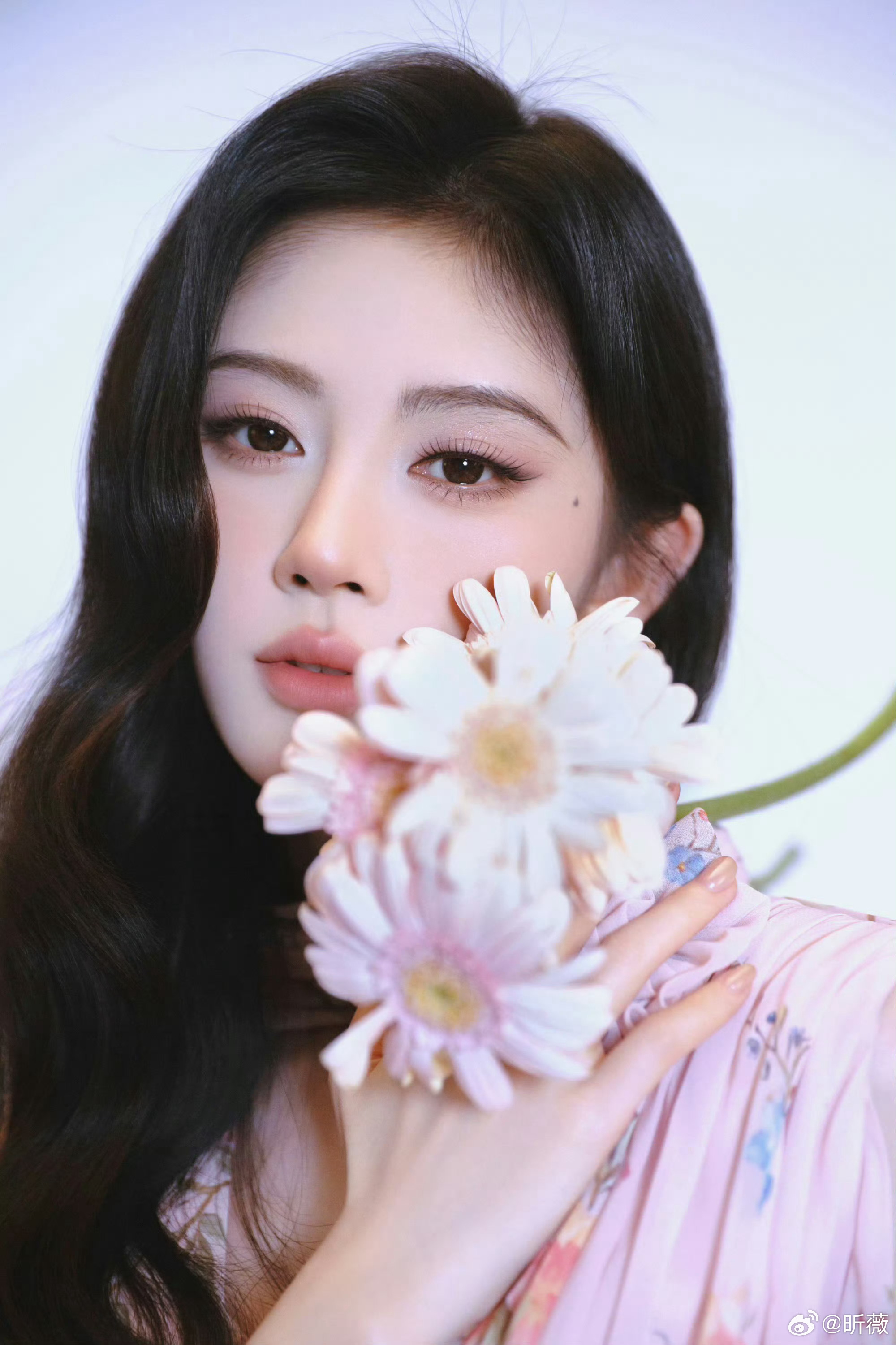 鞠婧祎身着Tony Ward 2026秋冬系列礼服，繁花印花飘逸剪裁直播造型释出