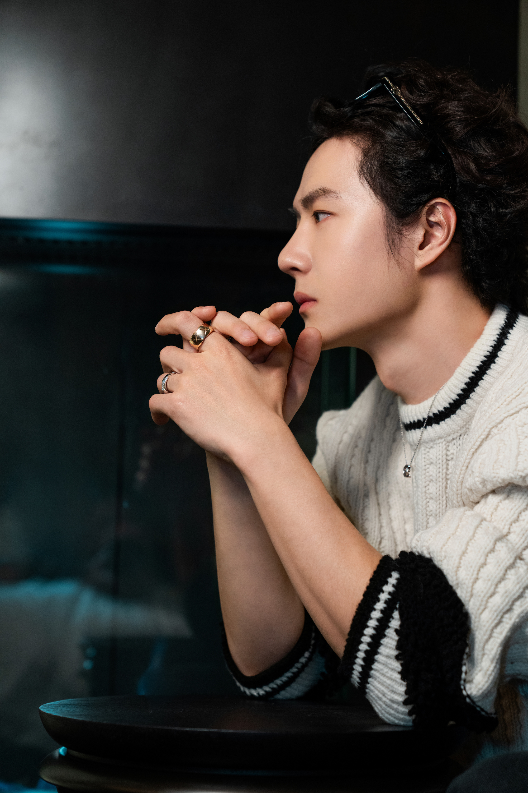 王一博佩戴香奈儿珠宝演绎从容人生，年末庆祝坚持的力量