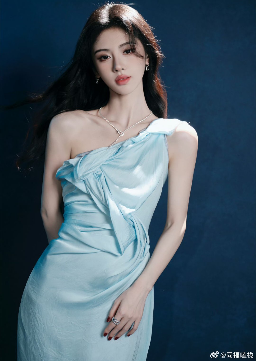 鞠婧祎亮相时尚芭莎盛典，冰蓝长裙清新优雅
