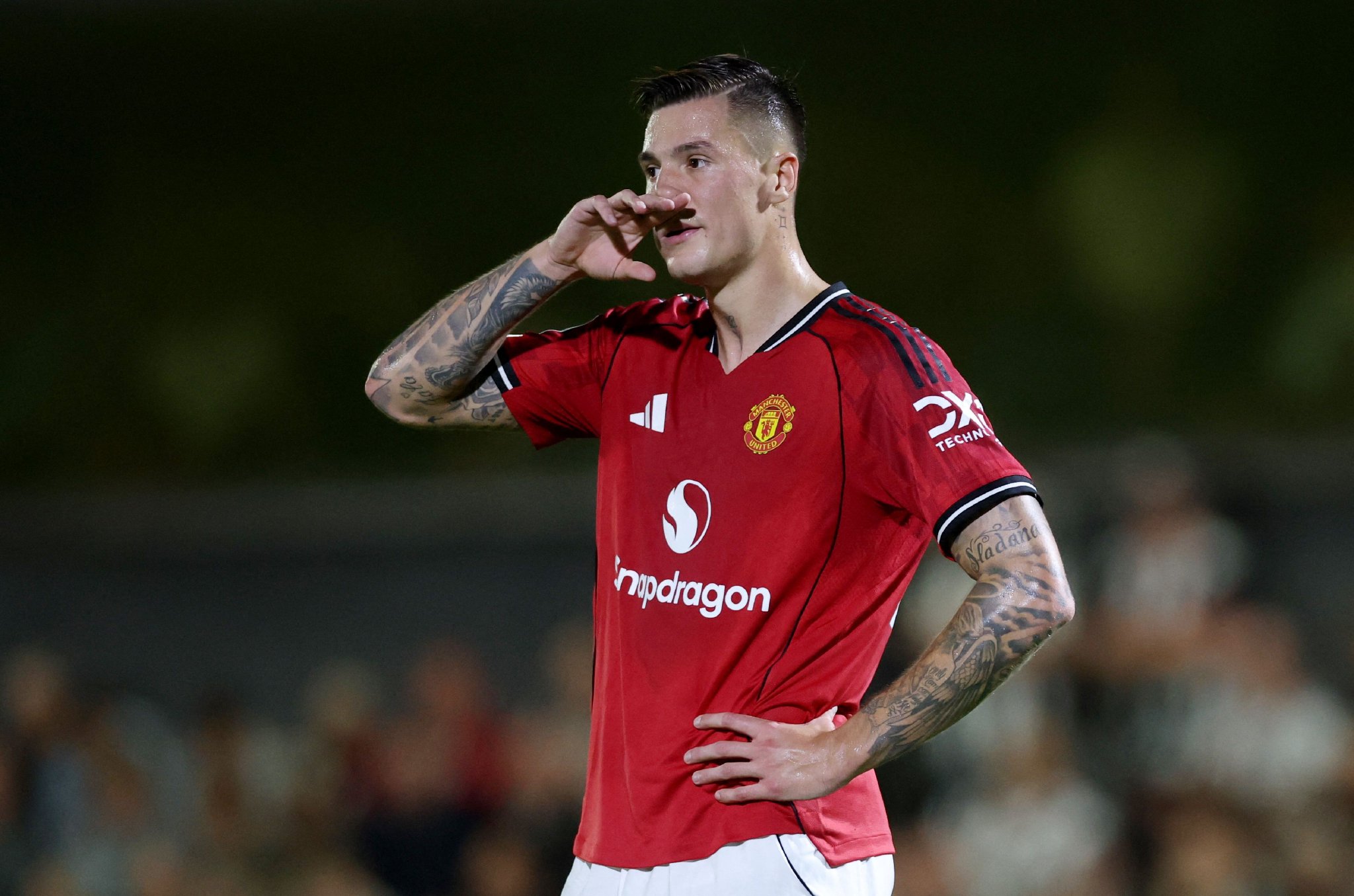 曼联vs伯恩利首发预测：舍什科巴因德尔领衔，凯尔沃克先发