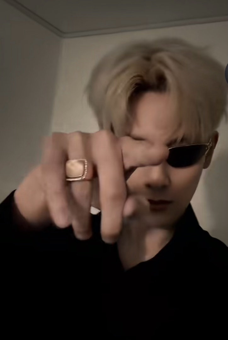 胡先煦跳noboby手势舞引关注