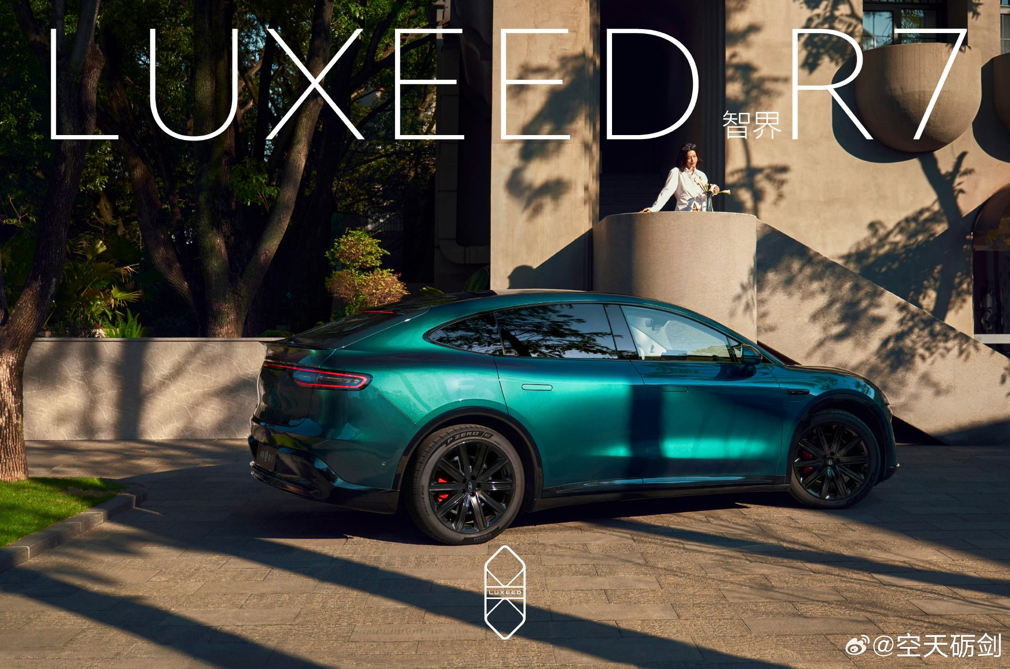 广州车展智界R7展示隔窗对讲与自动泊车功能