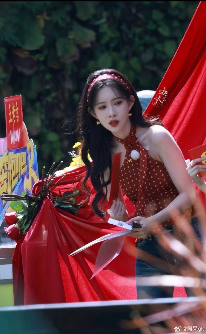 孟子义跑男路透曝光，复古波点造型惊艳