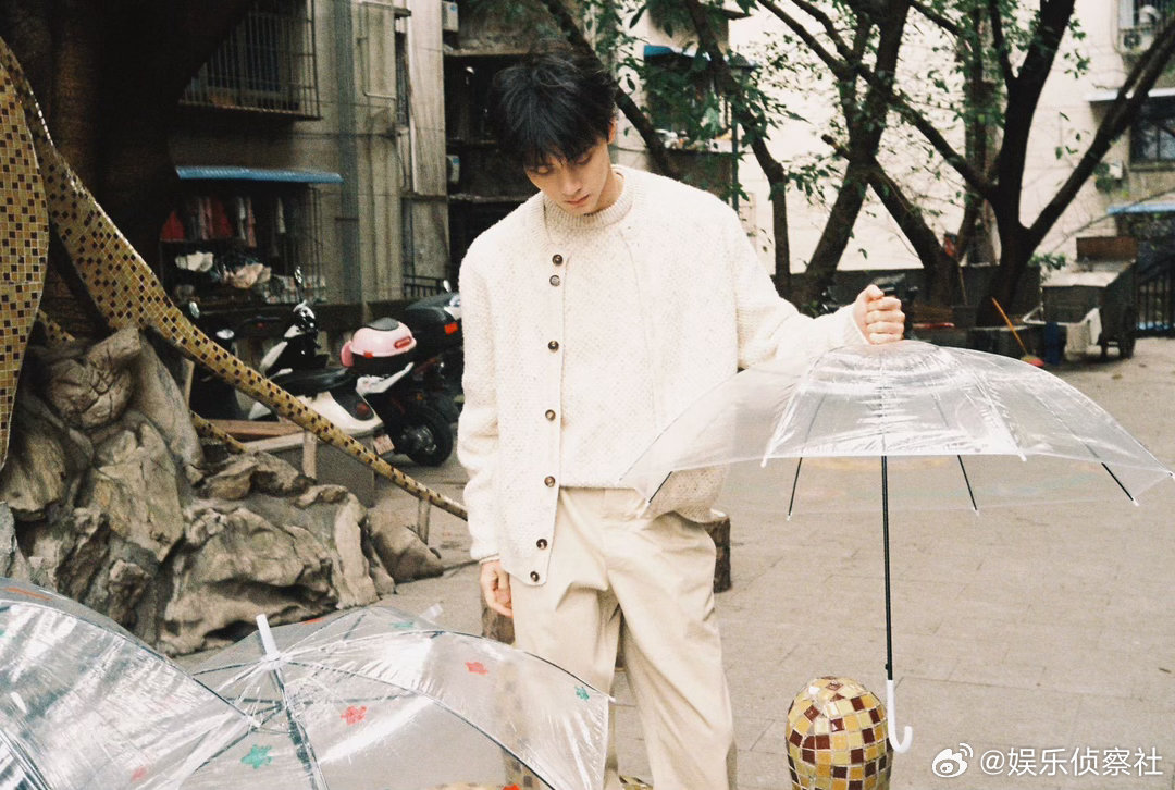 周翊然回重庆拍封面，山城少年演绎归乡氛围感