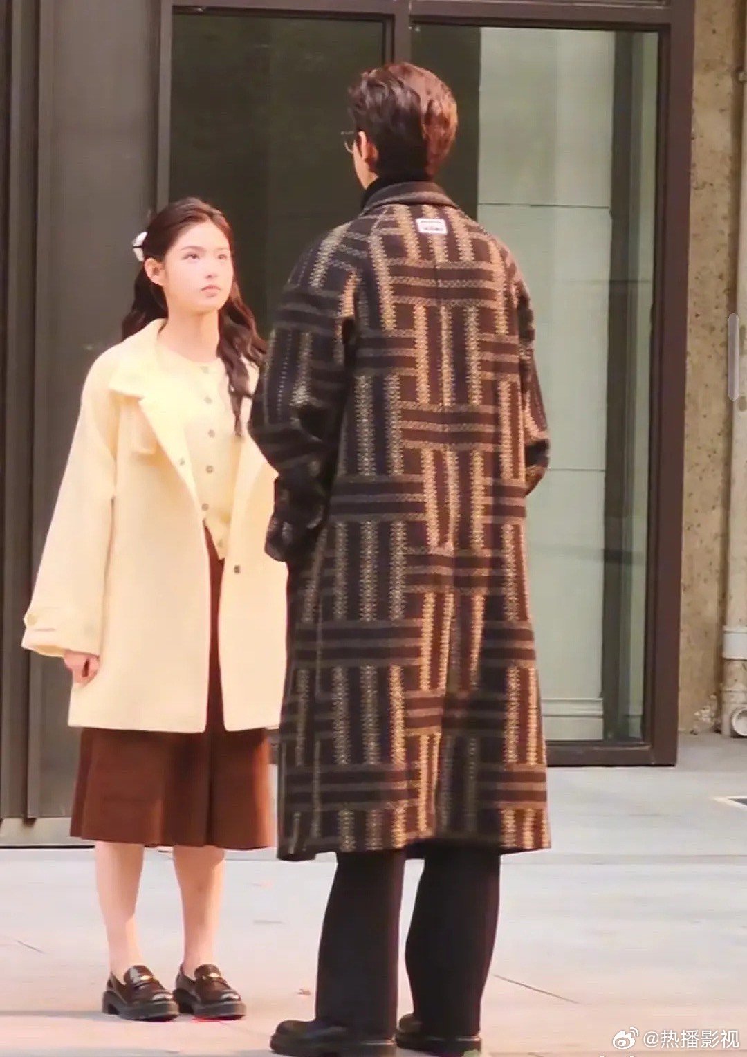 林一艾米阿禅造型同框路透，被指像偷穿大人衣服