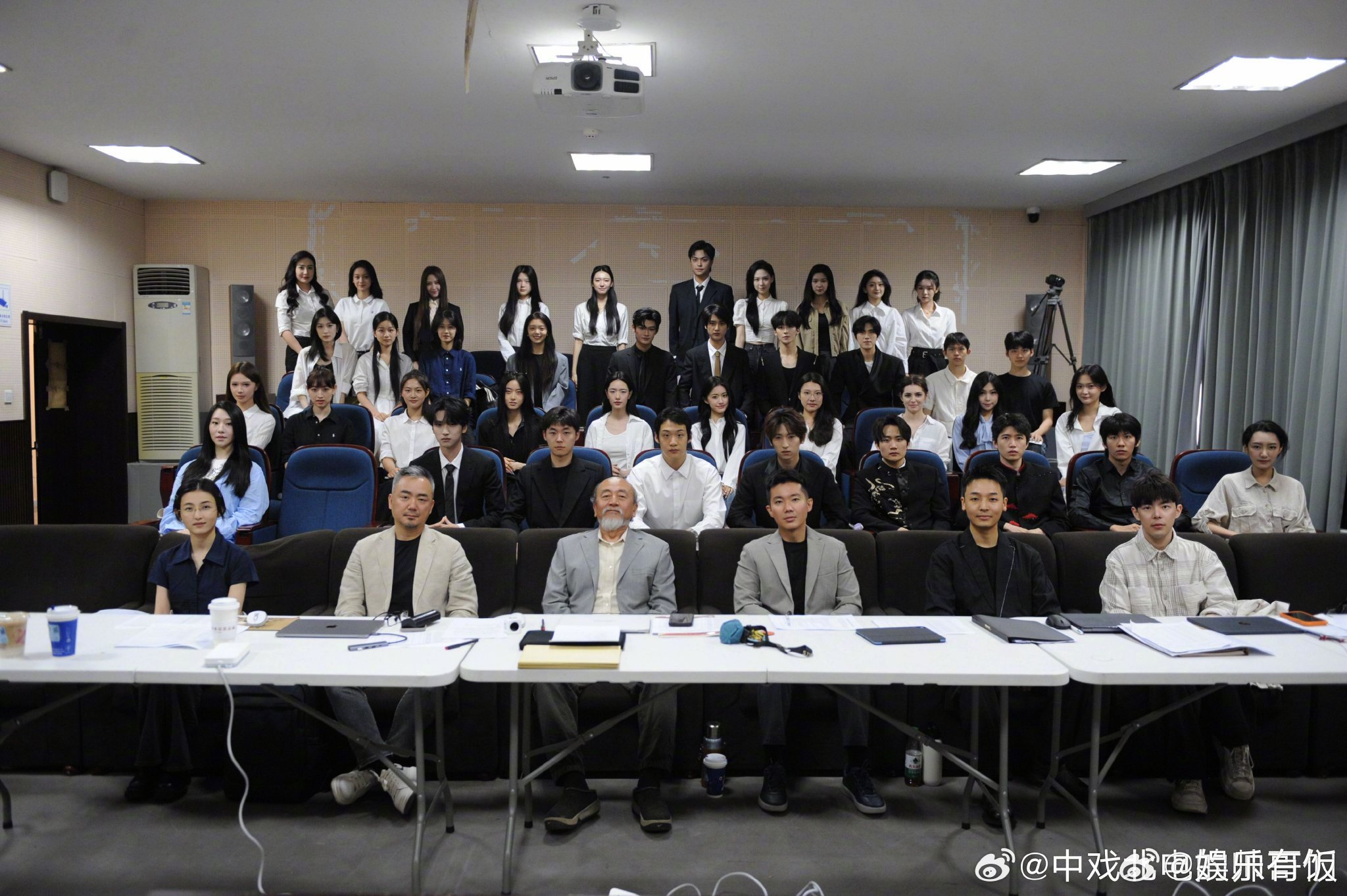 张子枫素颜现身北电22级表演系毕业合影